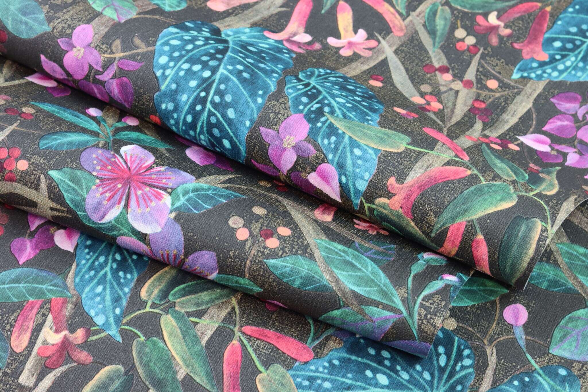 10-538236 Detailaufnahmen 7 Detailed image of Leaf wallpaper with flowers and plants