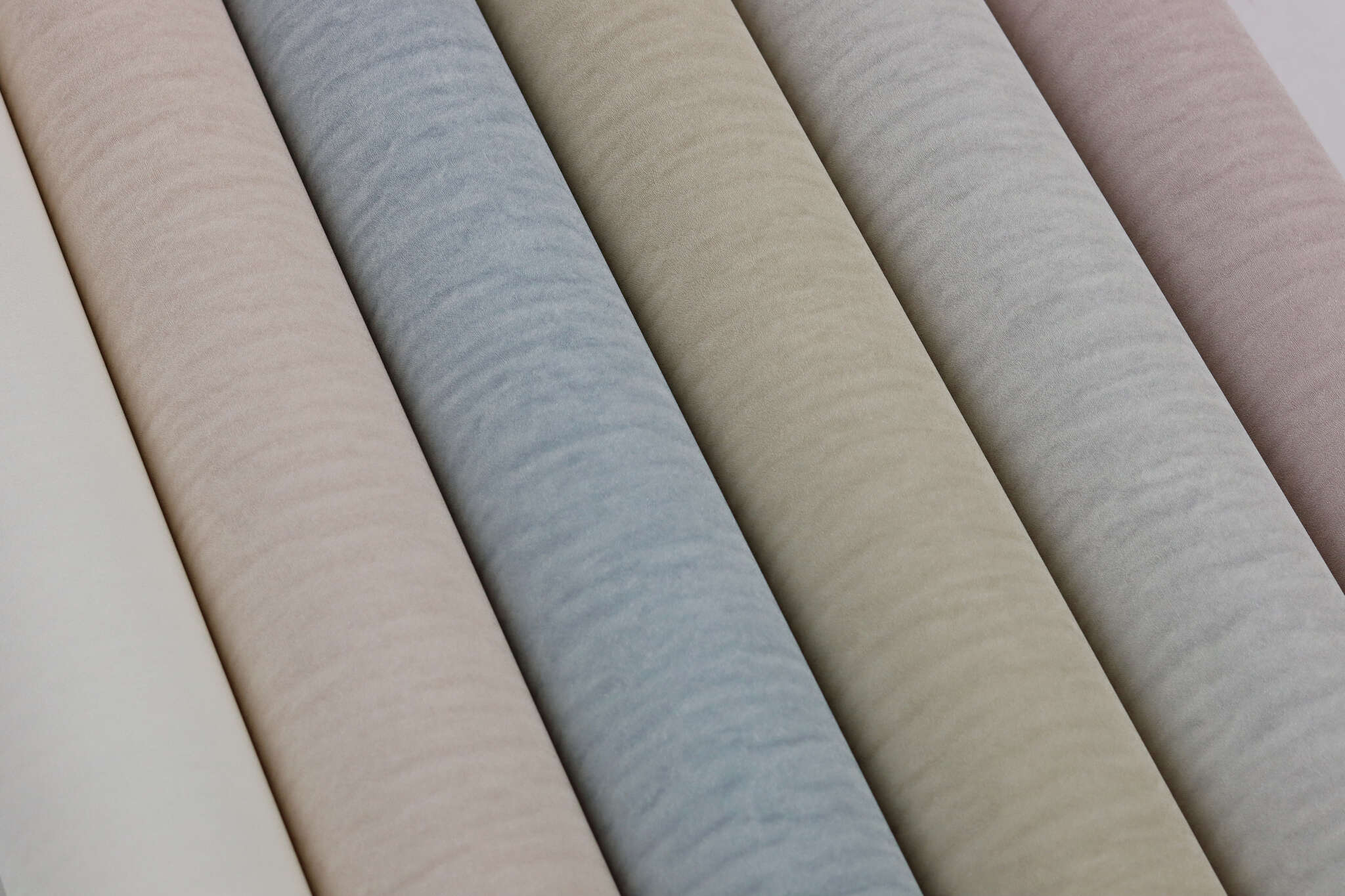 10-570021 Detailaufnahmen 1 Detailed image of Single-colour wallpaper with shimmer effect
