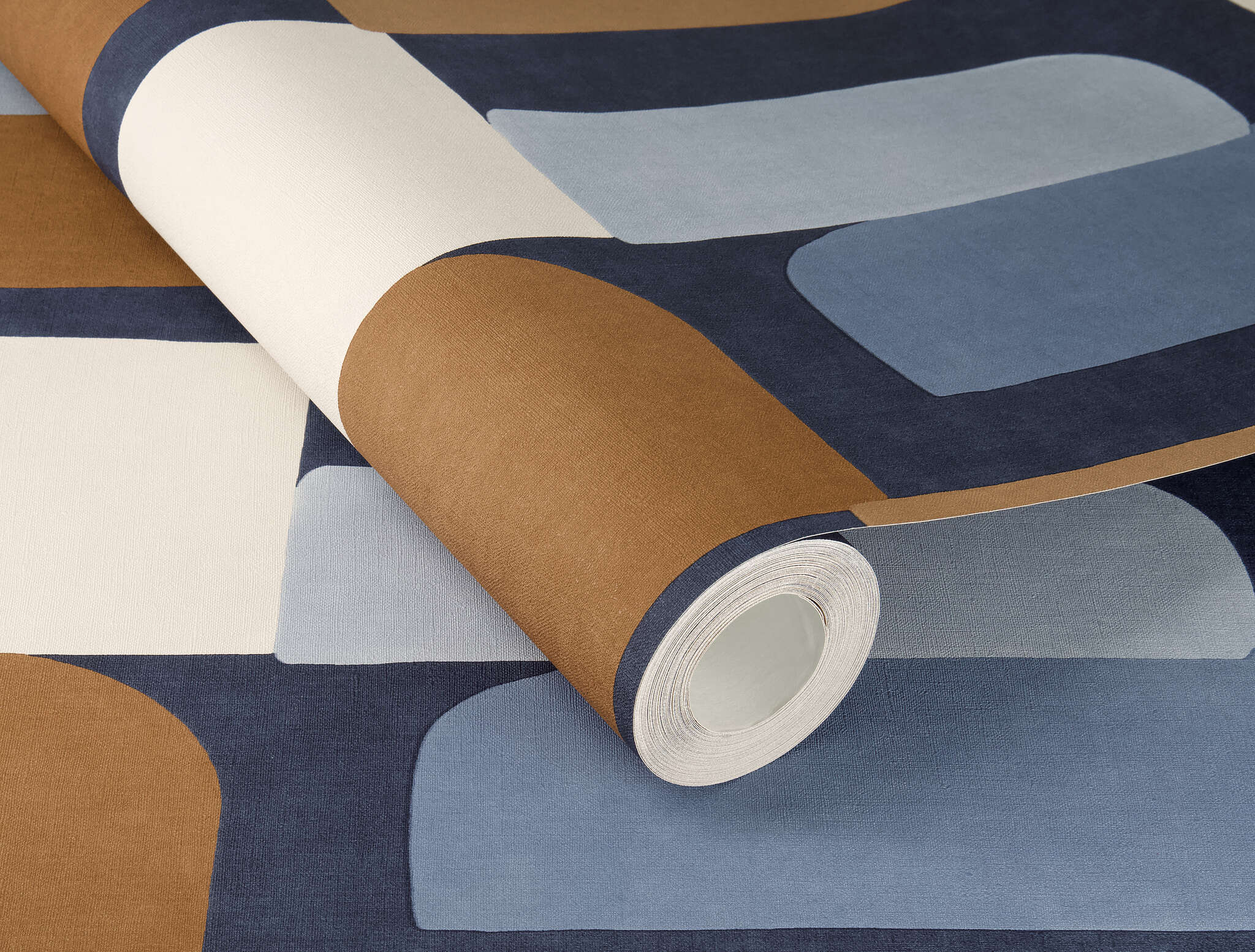 10-330519 Detailaufnahmen 1 Image détaillée de Papier peint à grands motifs dans les tons bleu, beige et cognac – vibrant et graphique.