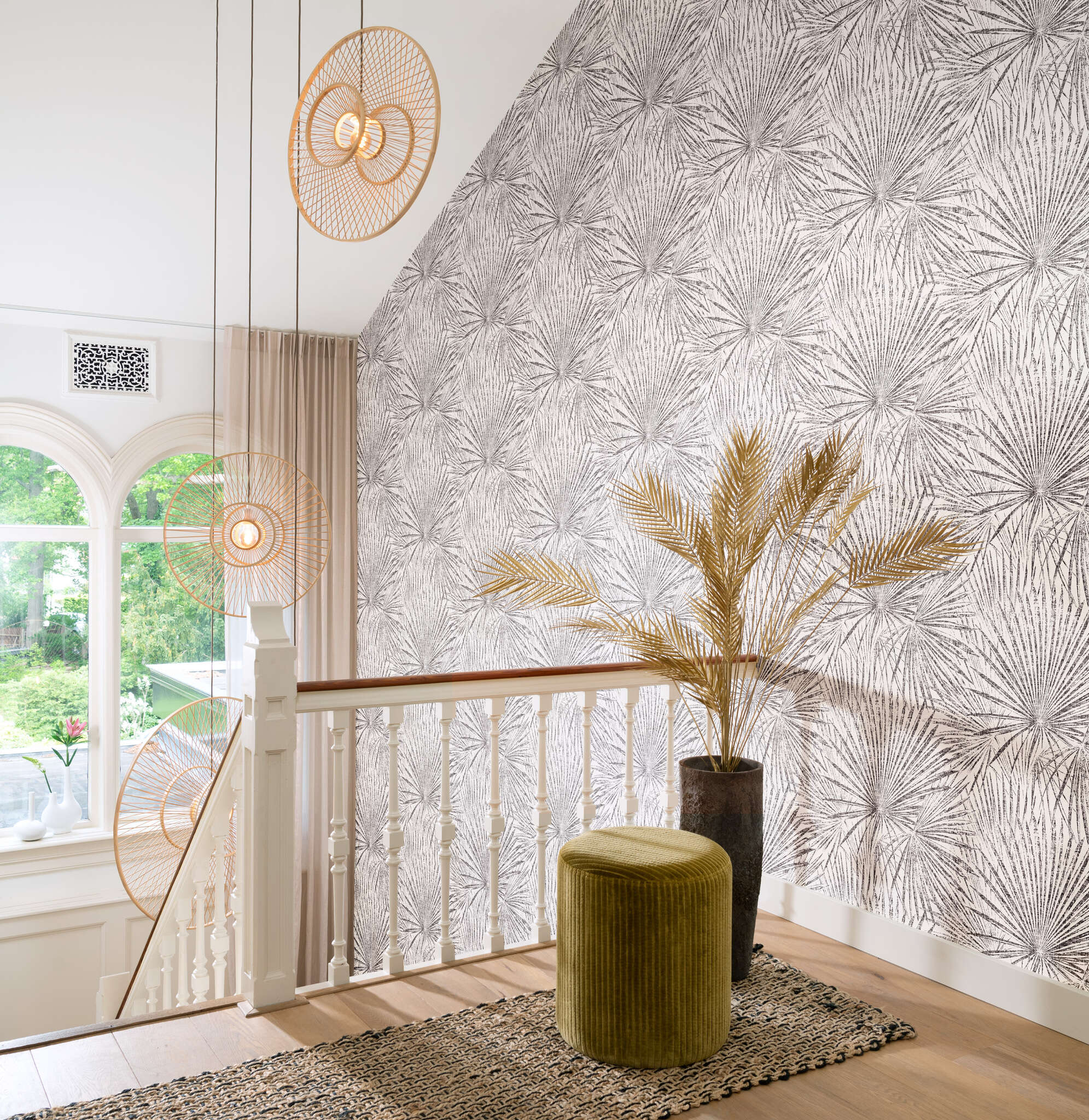 10-555738 Raumbilder 1 Room with Wallpaper with drawn palm fronds in shabby chic style