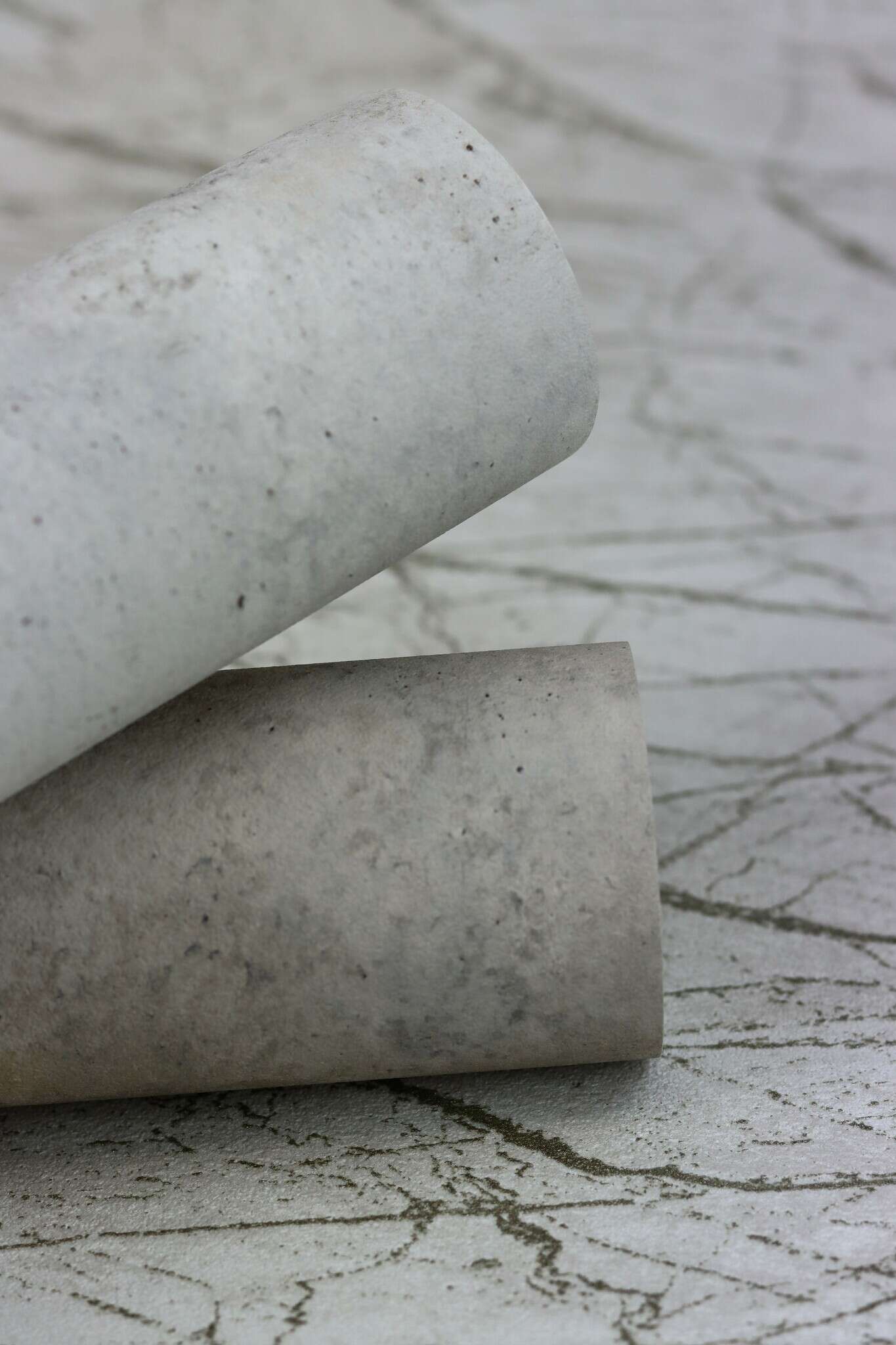 10-939538 Detailaufnahmen 9 Detailed image of Wallpaper with rustic concrete look