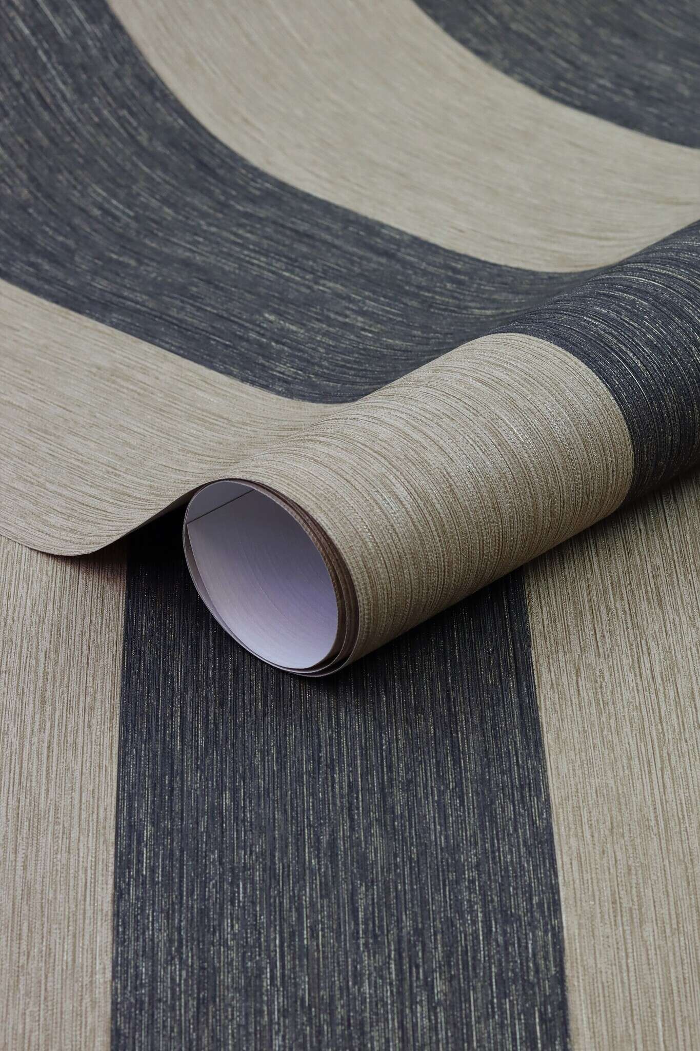 10-844030 Detailaufnahmen 16 Detailed image of Wallpaper with block stripes and grooved texture