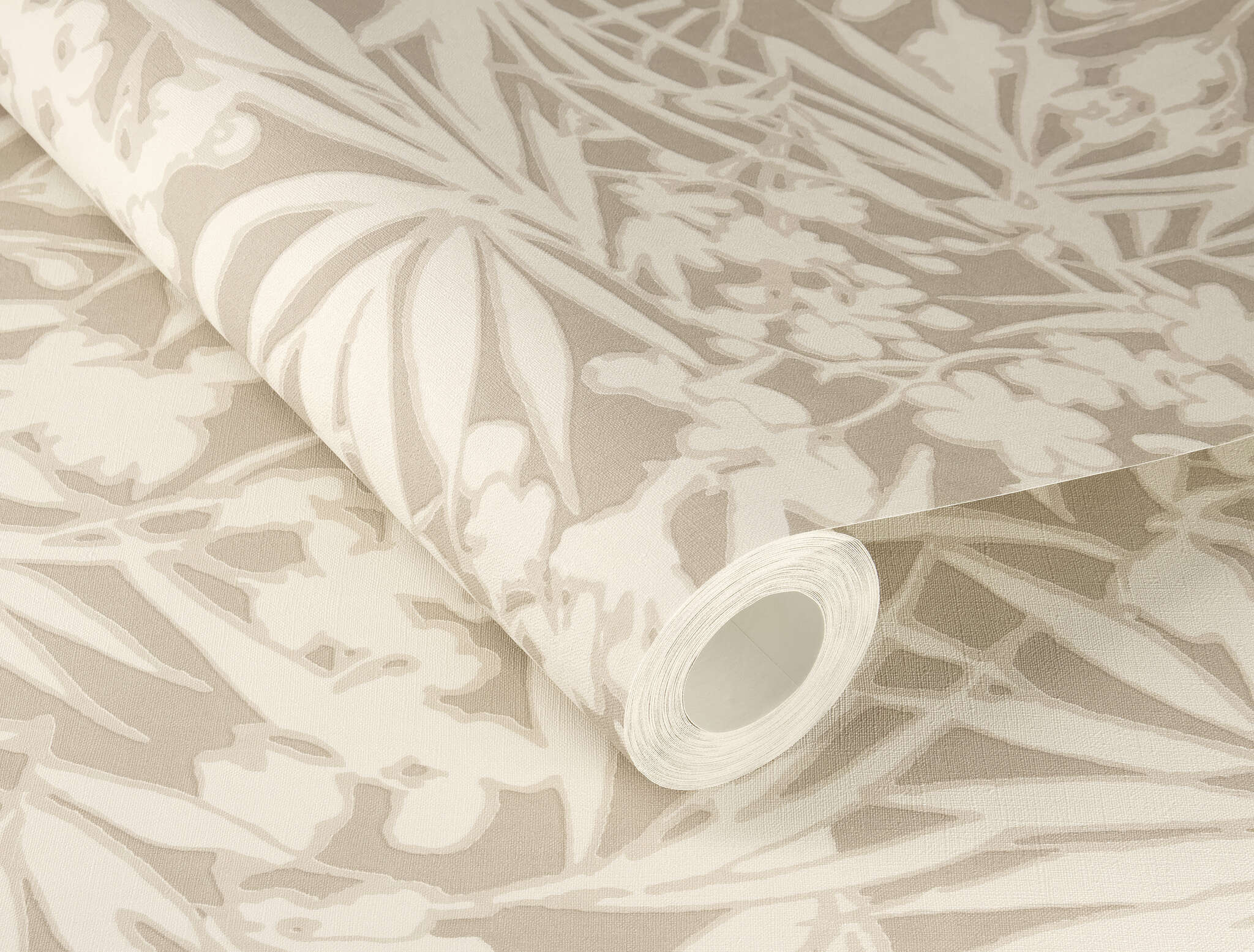 10-330311 Detailaufnahmen 1 Detailbild von Tapete mit tropischem Blattmotiv in hellem Taupe – zurückhaltend, ruhig und stilvoll kombinierbar.