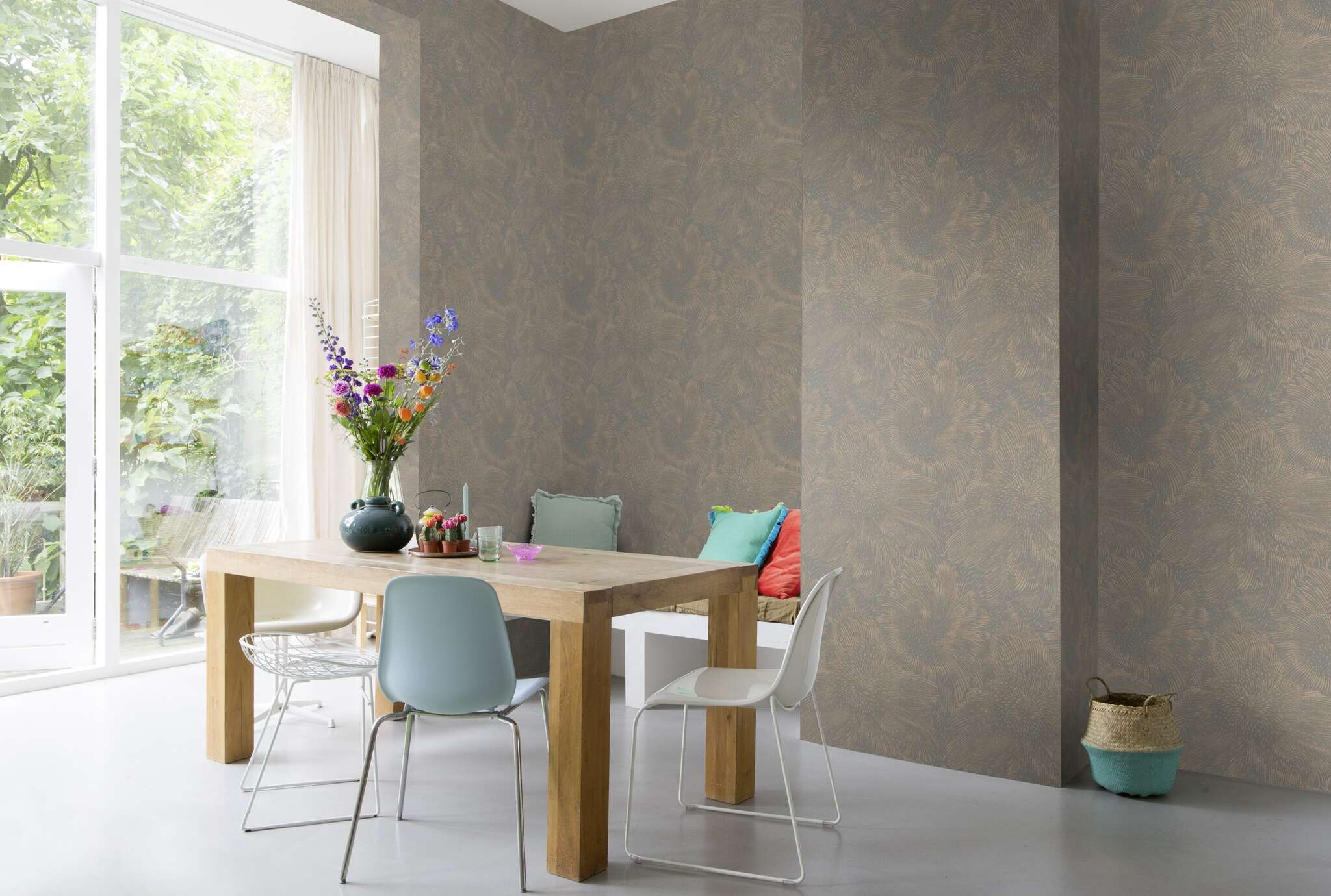 10-509267 Raumsituationen 3 Room with Graphic wallpaper with abstract flowers