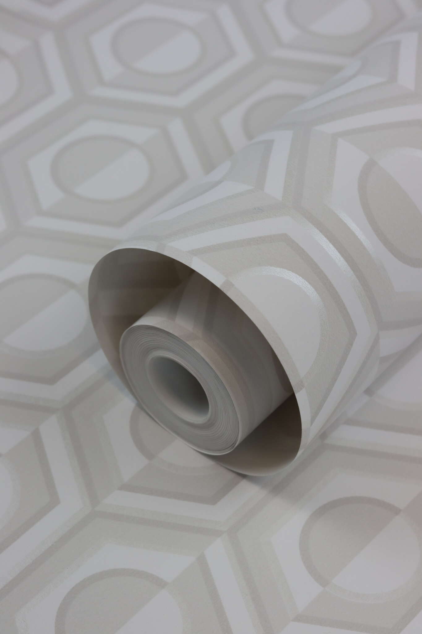 10-710120 Detailaufnahmen 3 Non-woven wallpaper with graphic pattern in light gray, Sophia 710120