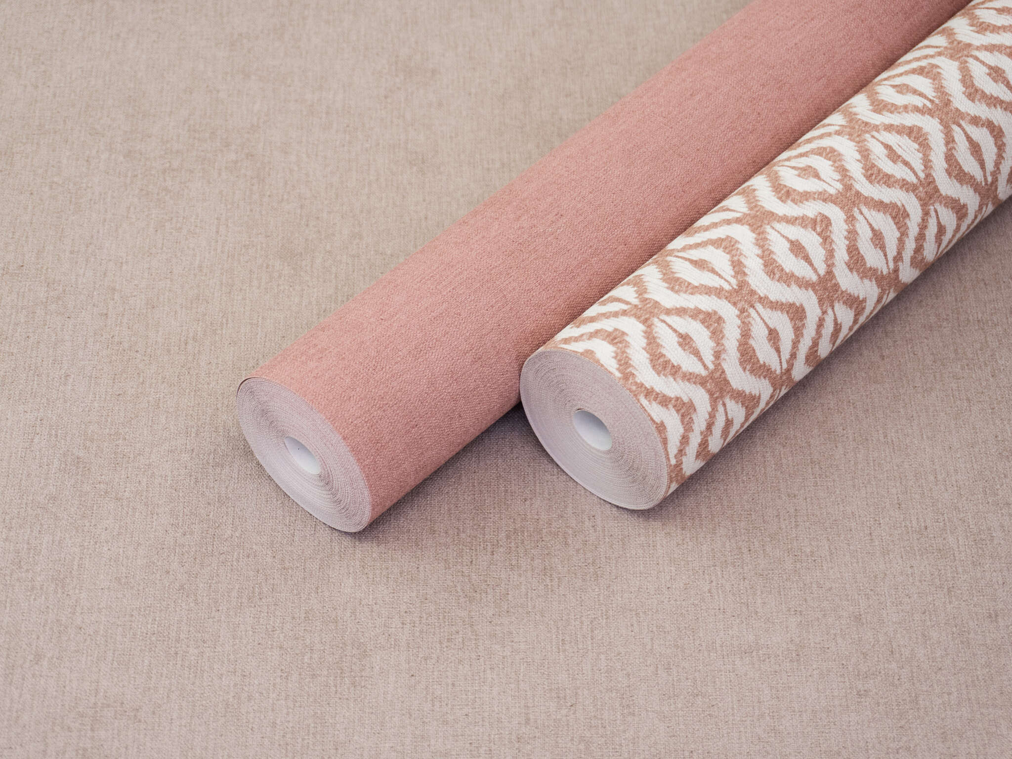 10-408157 Detailaufnahmen 1 Detailed image of Dusty pink non-woven wallpaper with a matt surface and fine texture reminiscent of fabric