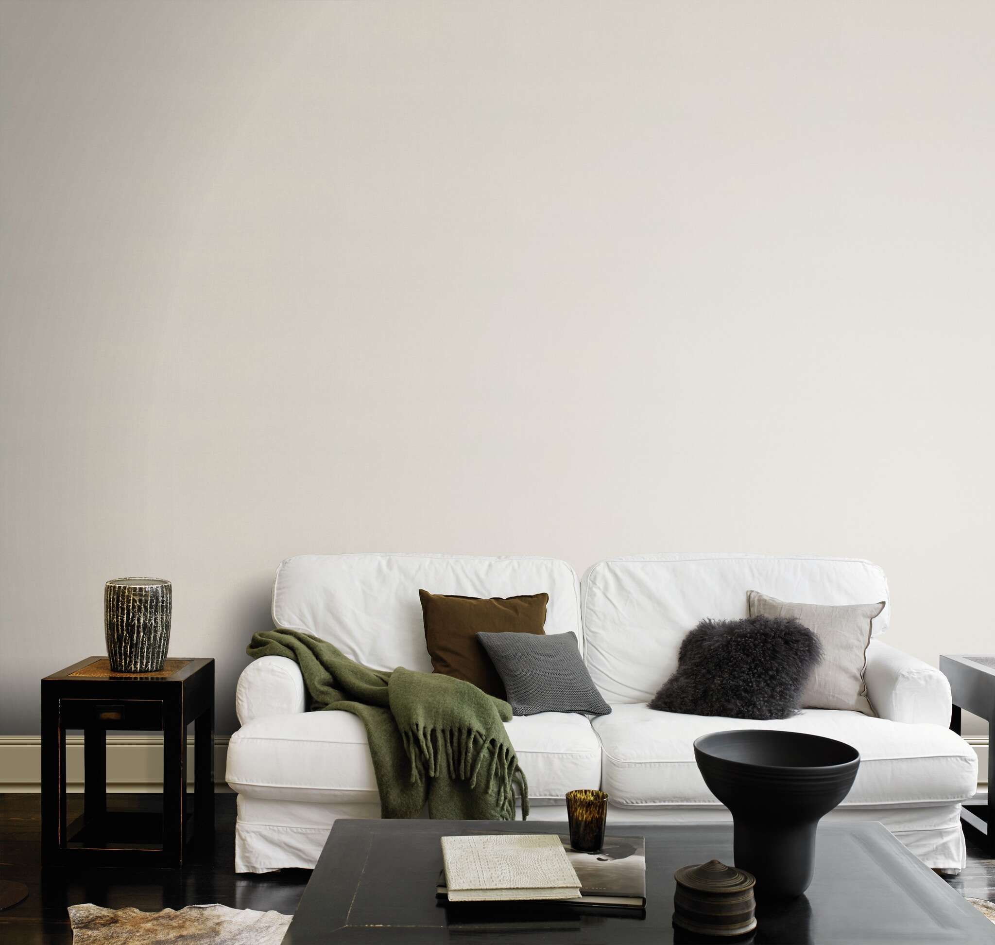 10-542479 Raumsituationen 3 Room with Single-colour wallpaper with a textile texture