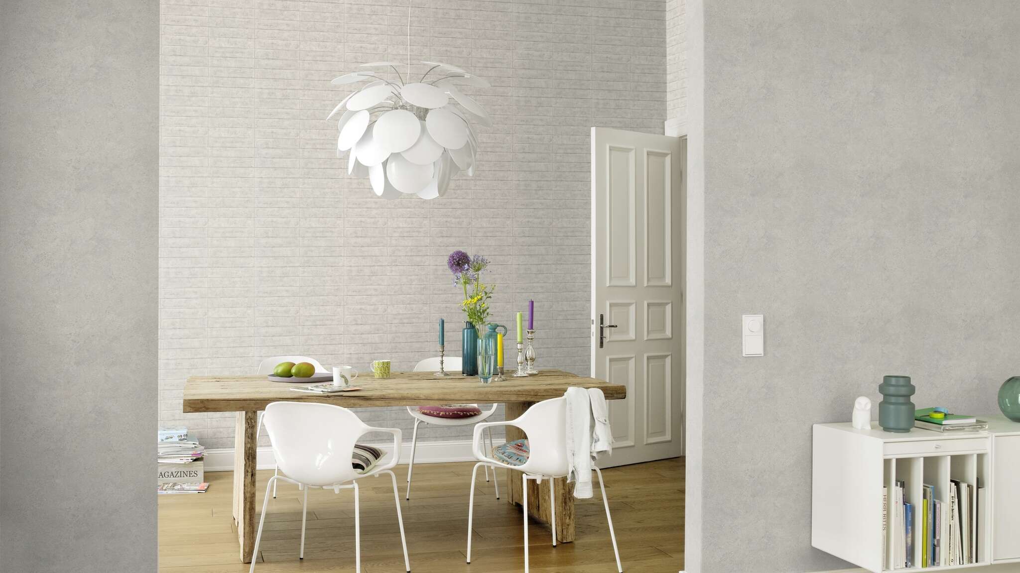 10-315141 Raumsituationen 2 Room with Light grey wallpaper with a matt metallic texture, slightly oxidised – urban, subtle and modern.