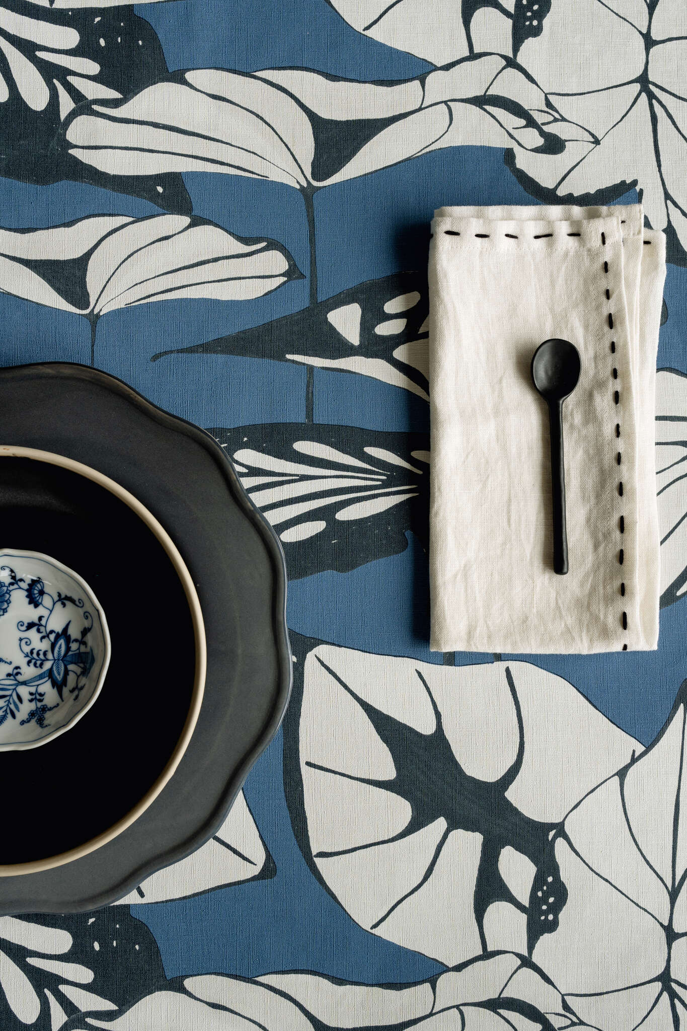 10-539653 Raumbilder 1 Lotus leaves non-woven wallpaper in blue-dark blue Selection 539653