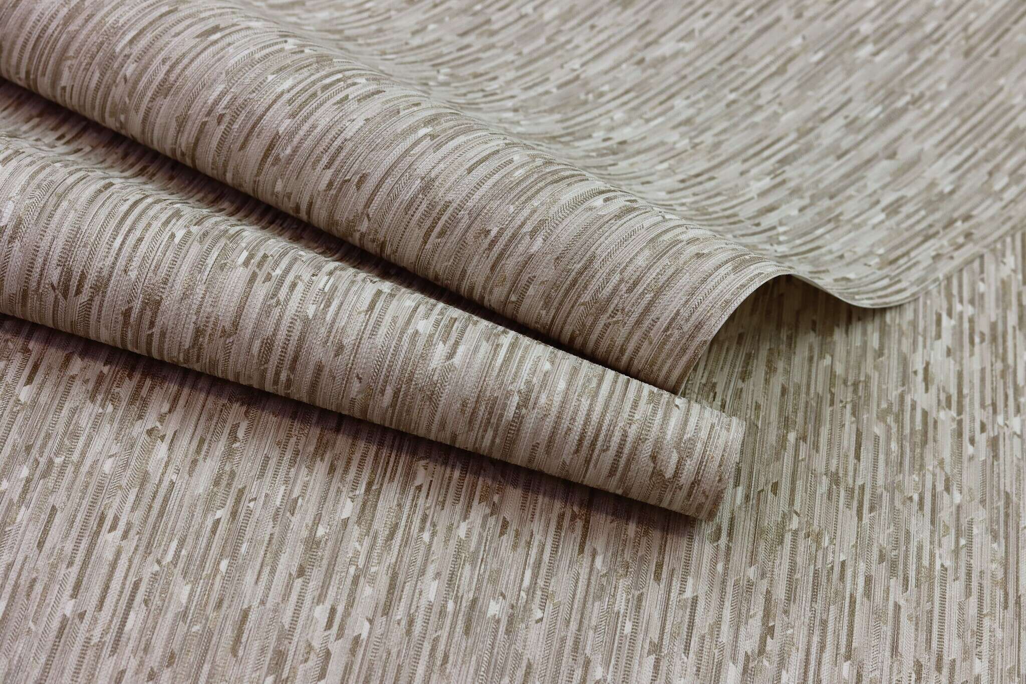 10-844238 Detailaufnahmen 23 Detailed image of Wallpaper with graphic triangles and fine vertical texture