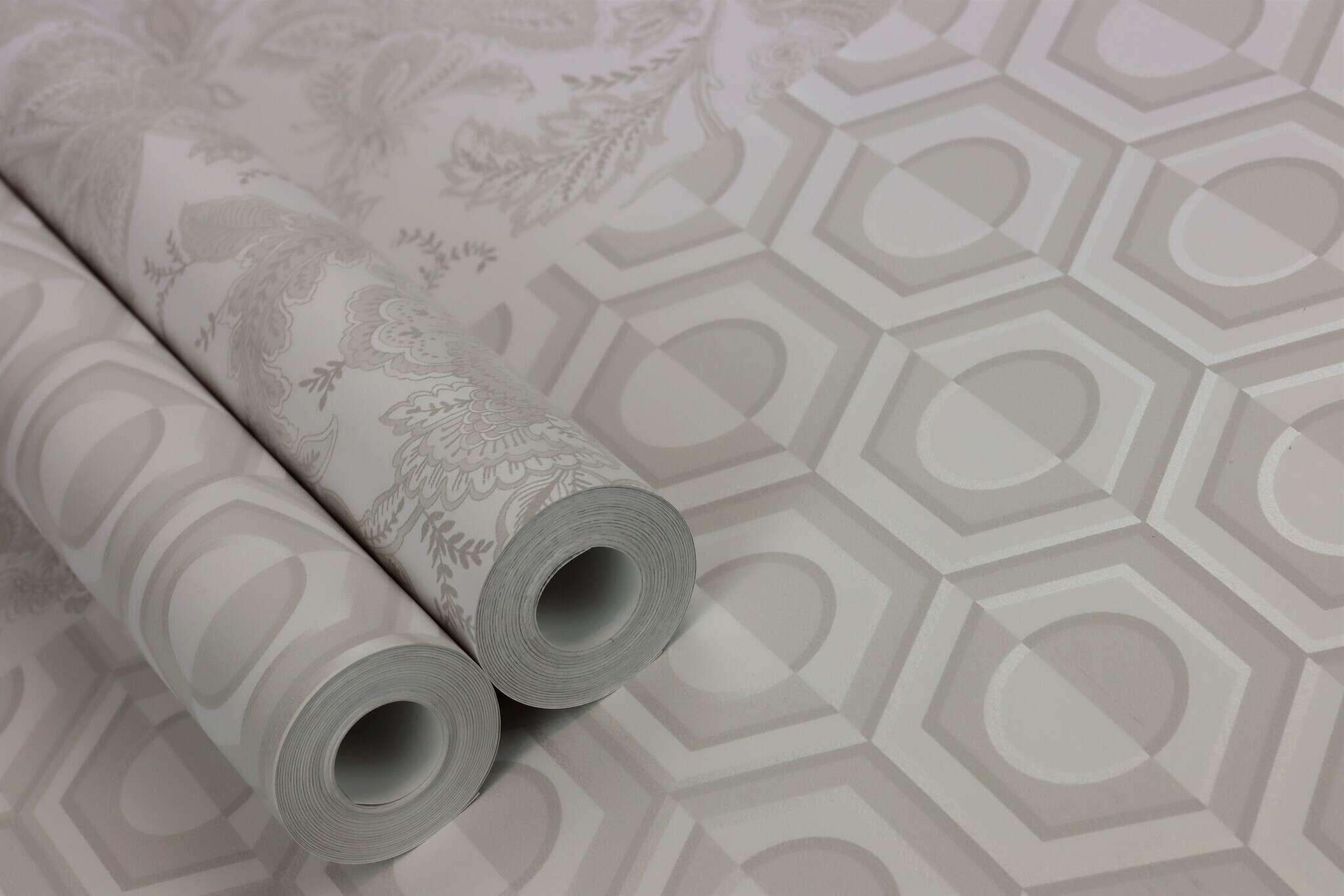 10-710120 Detailaufnahmen 20 Non-woven wallpaper with graphic pattern in light gray, Sophia 710120