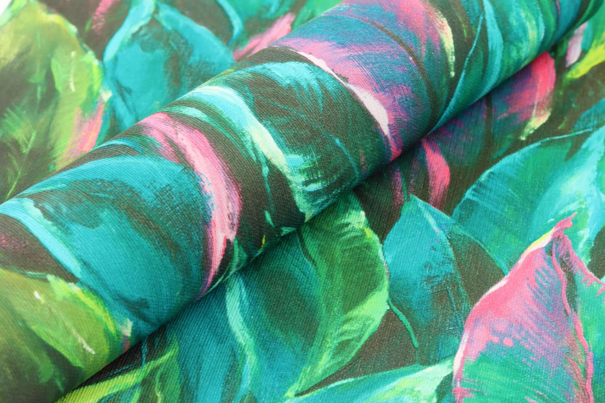 10-537352 Detailaufnahmen 7 Detailed image of Large leaves in green, pink and turquoise are evenly distributed across the wall