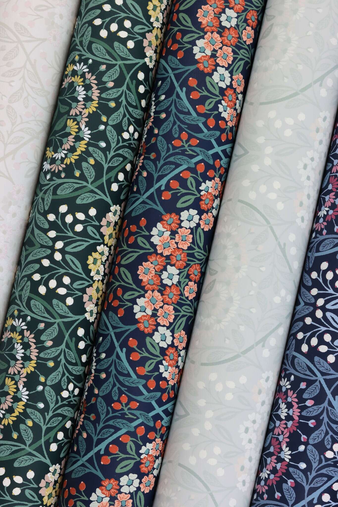 10-710038 Detailaufnahmen 1 Floral non-woven wallpaper in blue-dark blue Selection 710038