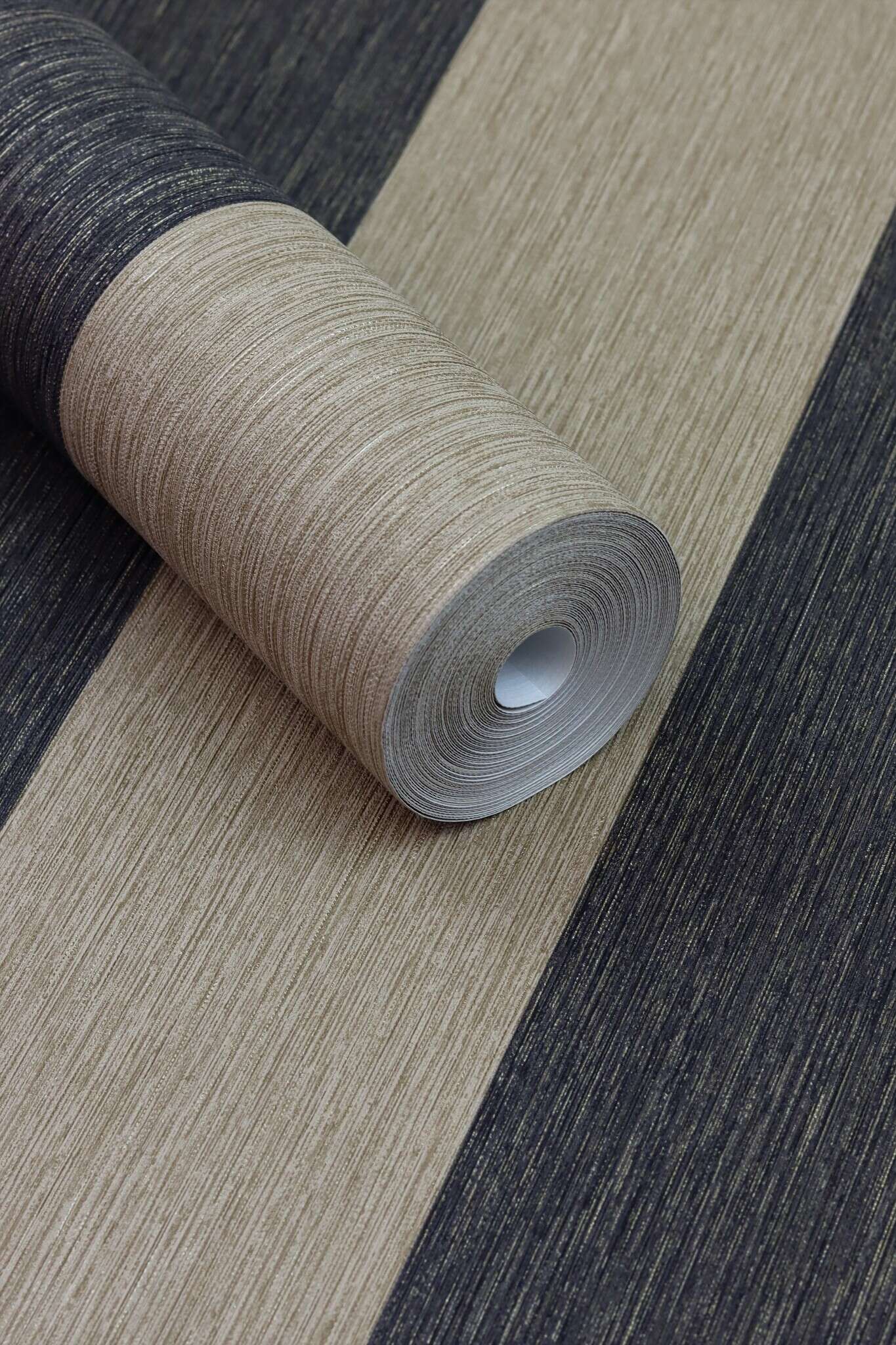 10-844030 Detailaufnahmen 5 Detailed image of Wallpaper with block stripes and grooved texture