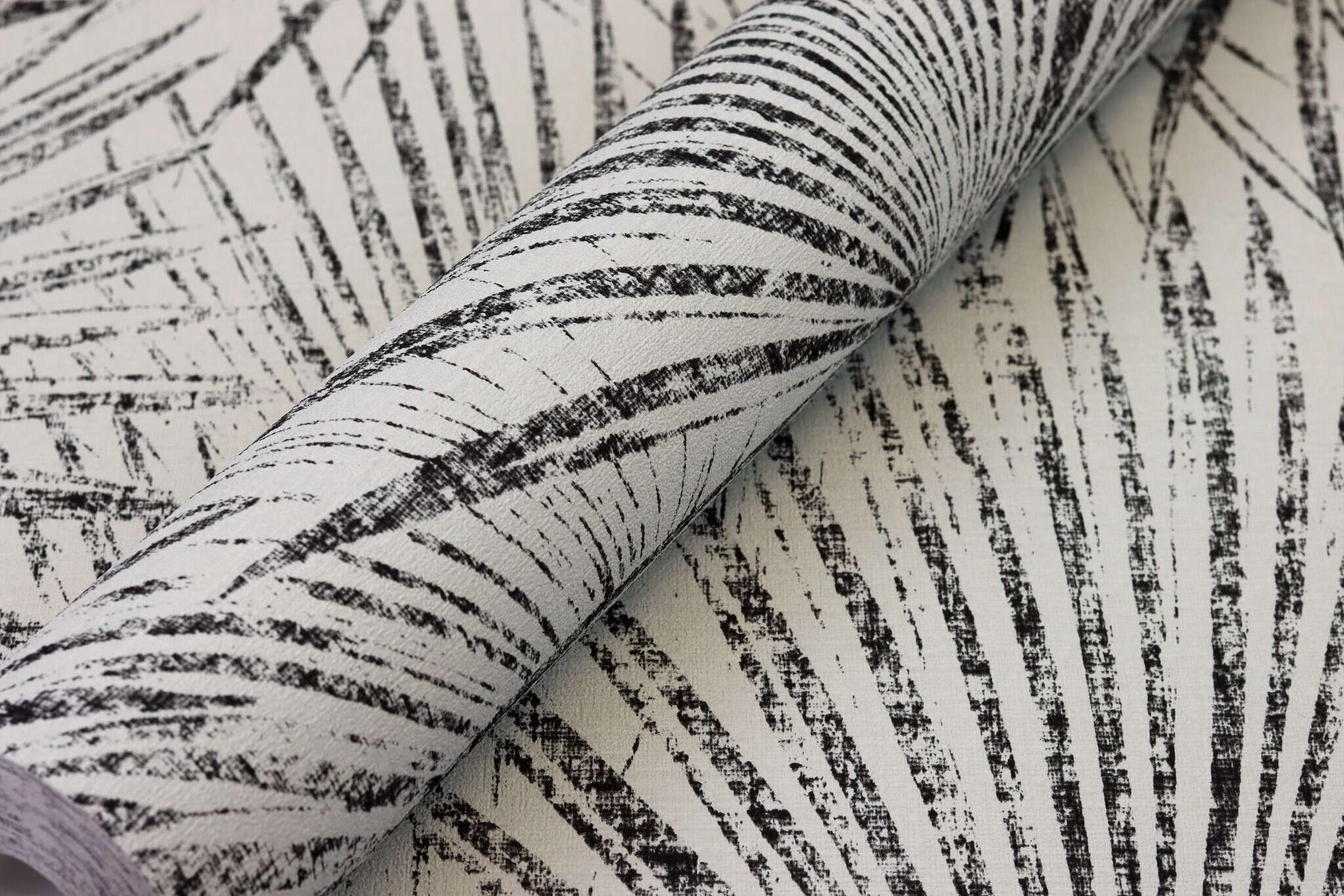 10-555738 Detailaufnahmen 15 Detailed image of Wallpaper with drawn palm fronds in shabby chic style