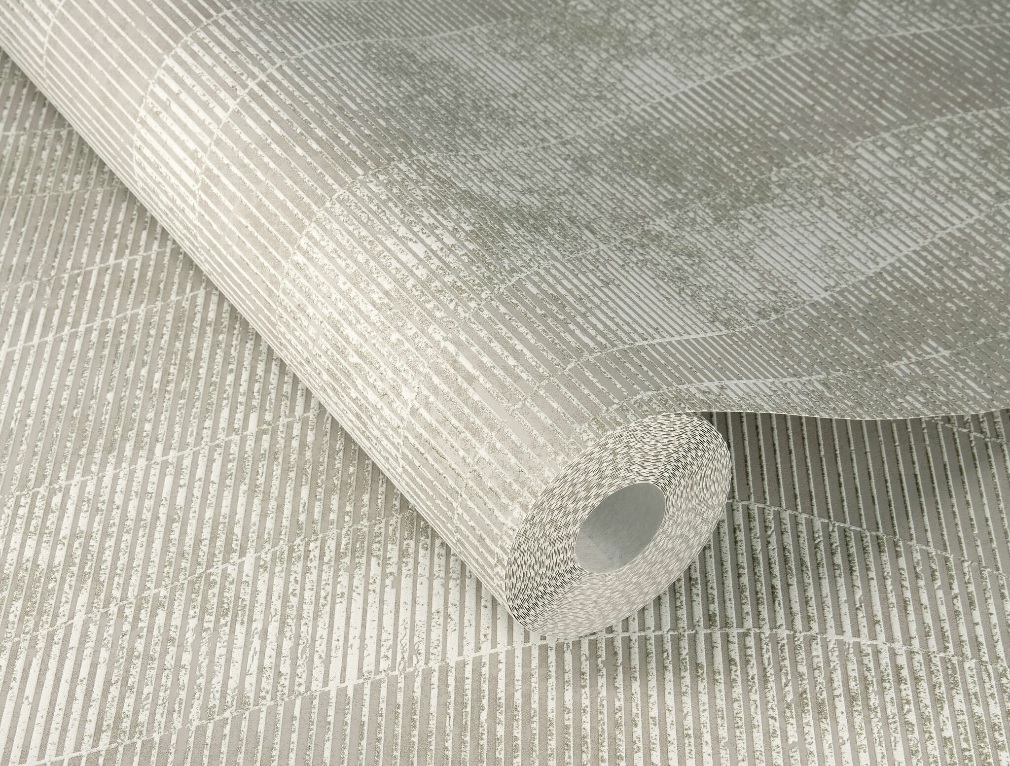 10-315813 Detailaufnahmen 1 Detailed image of Beige wallpaper with a gently curved wave pattern on a textured surface – subtle and dynamic.