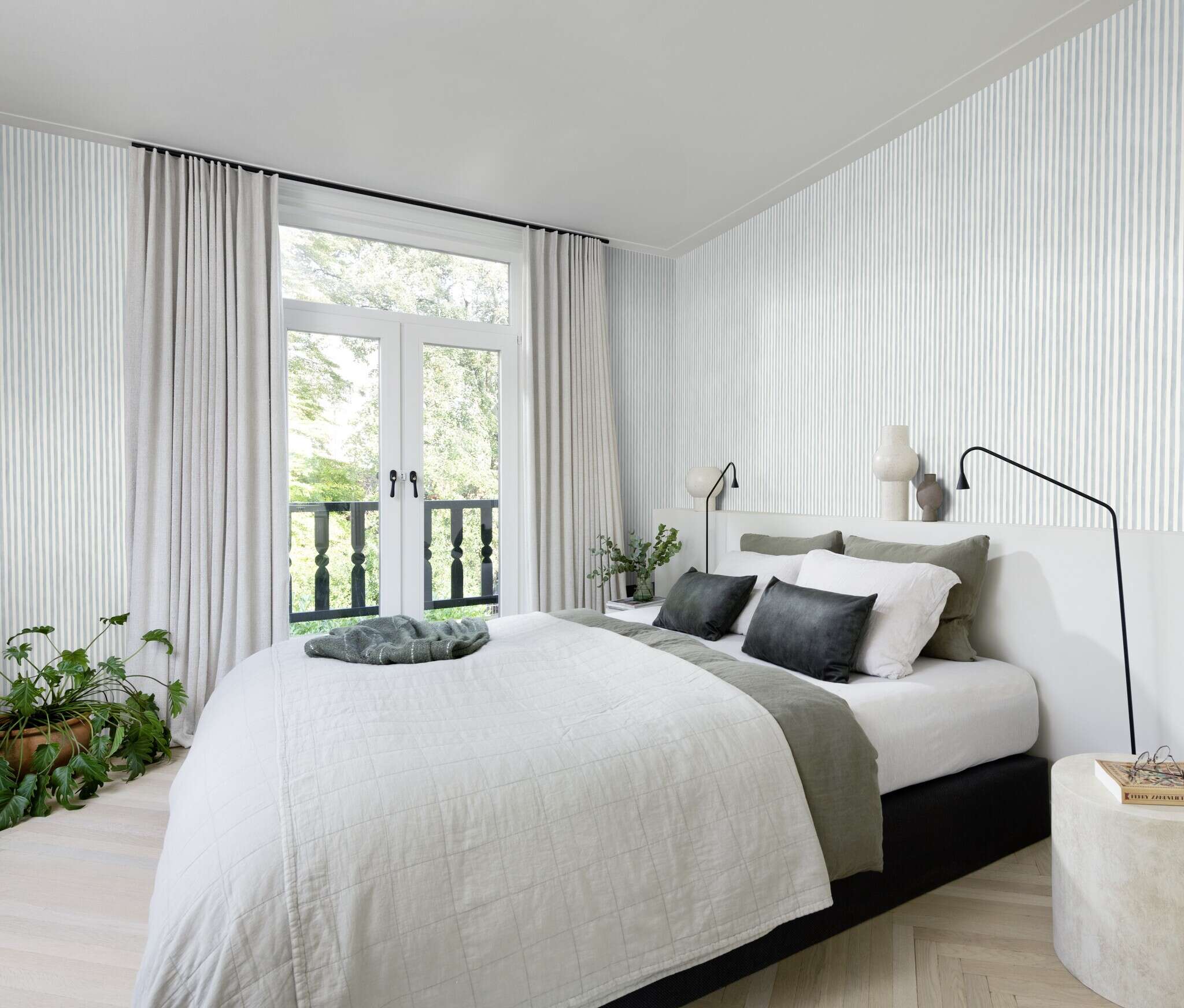 10-252743 Raumsituationen 5 Room with Classic striped wallpaper in soft blue and white, ideal for children's rooms or maritime themes