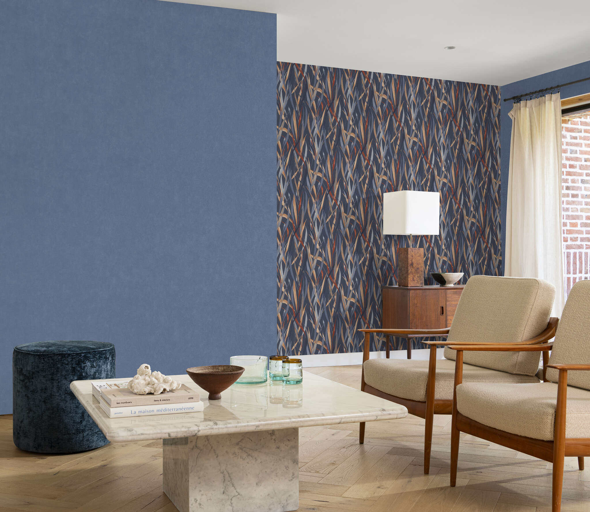10-330090 Raumbilder 1 Room with Strong wallpaper in rich denim blue with a fine textile texture – expressive and cosy.