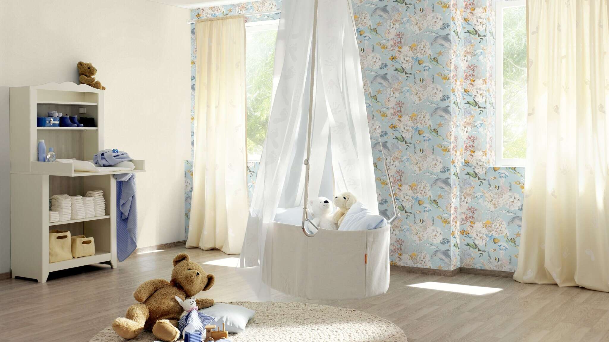 10-301328 Raumsituationen 1 Raum mit Unterwasser-Tapete mit Ozeanmotiven und bunten Tieren auf zartblauem Fond – ideal für Kinderzimmer