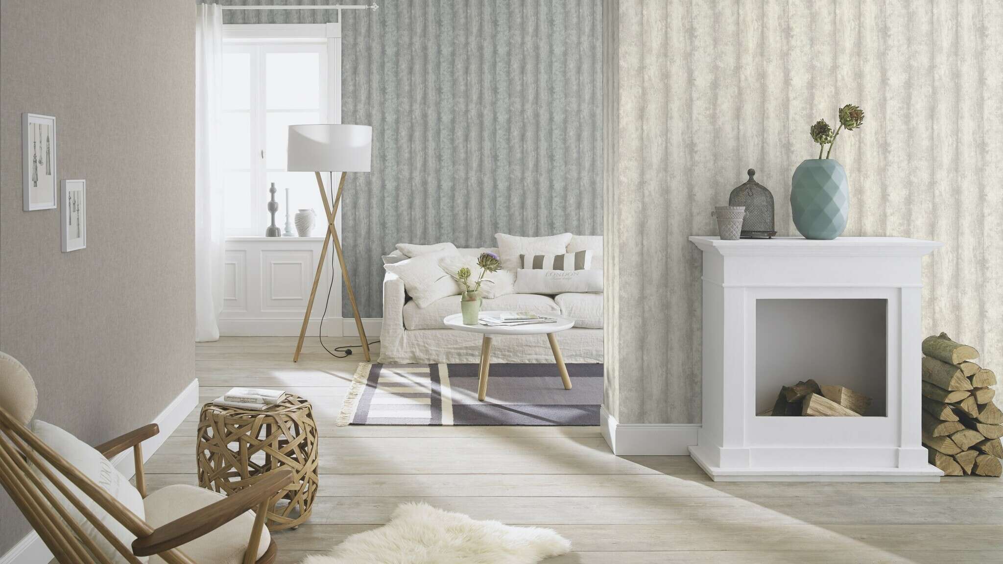 10-429237 Raumsituationen 4 Raum mit Vliestapete mit strukturierter Oberfläche in hellgrauer Farbgebung.