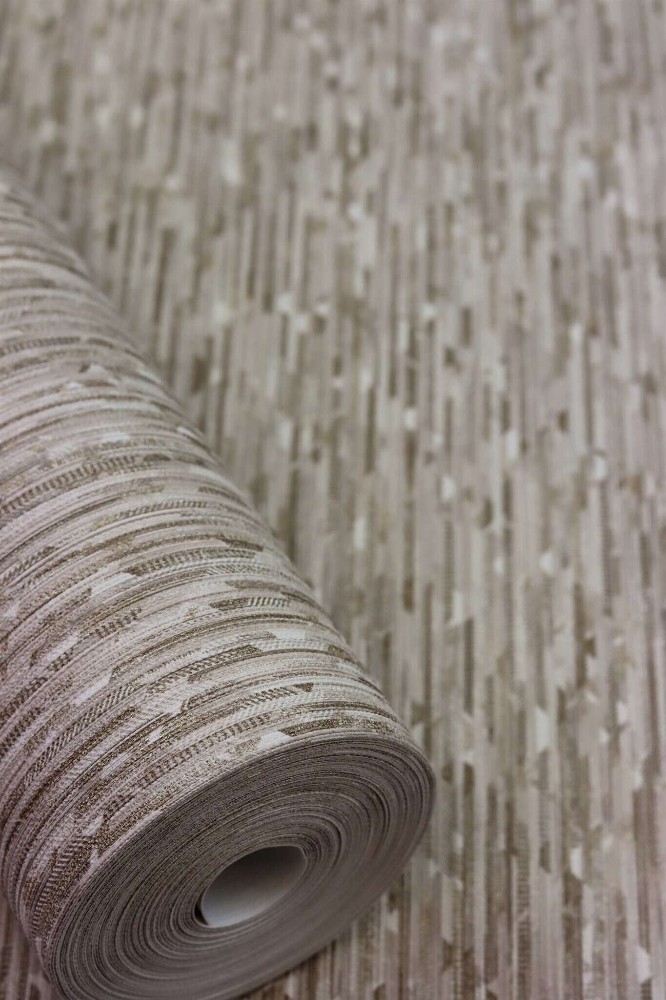 10-844238 Detailaufnahmen 17 Detailed image of Wallpaper with graphic triangles and fine vertical texture