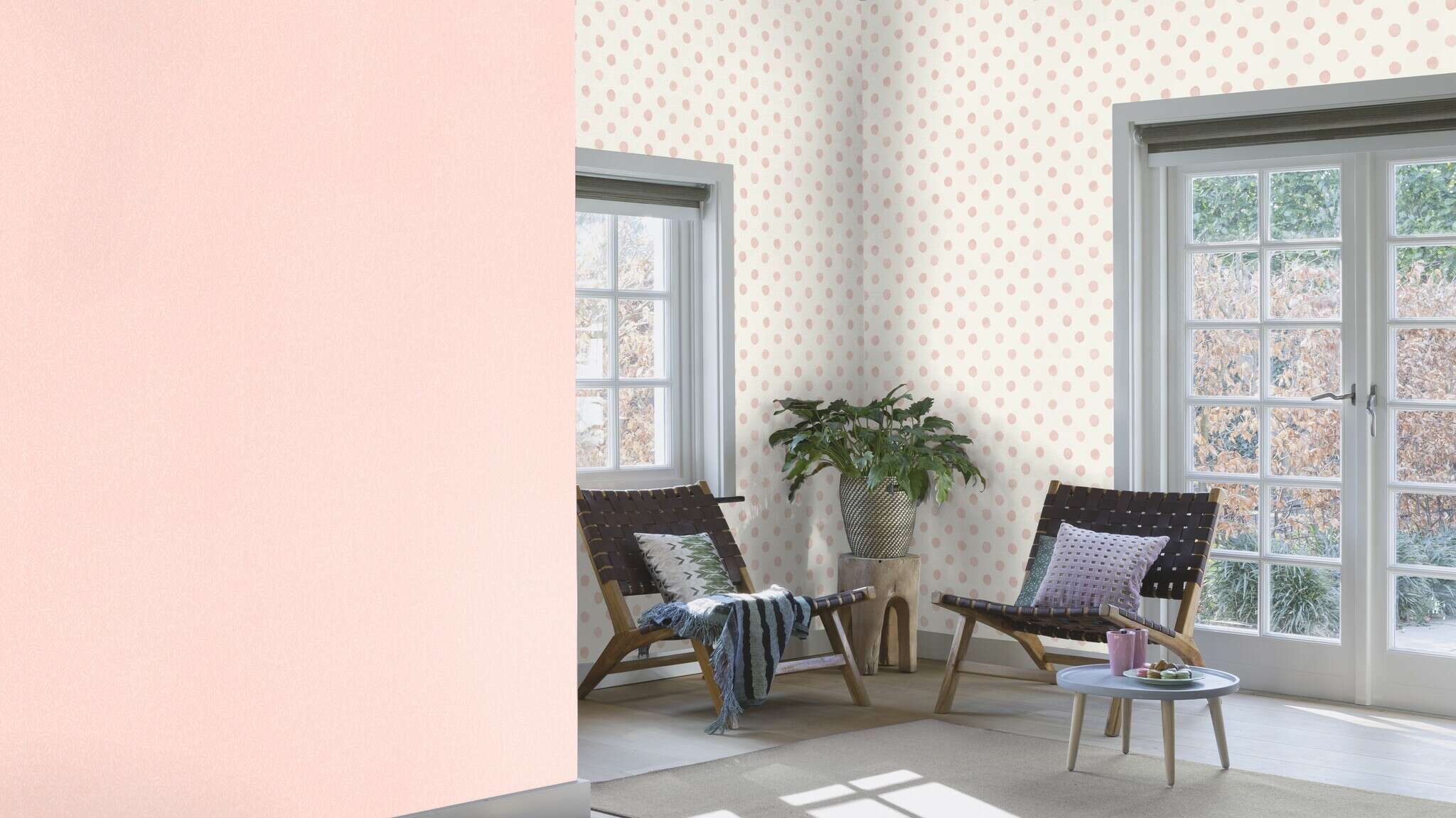 10-252019 Raumsituationen 2 Une chambre avec Papier peint ludique avec des pois roses disposés de manière irrégulière sur un fond clair