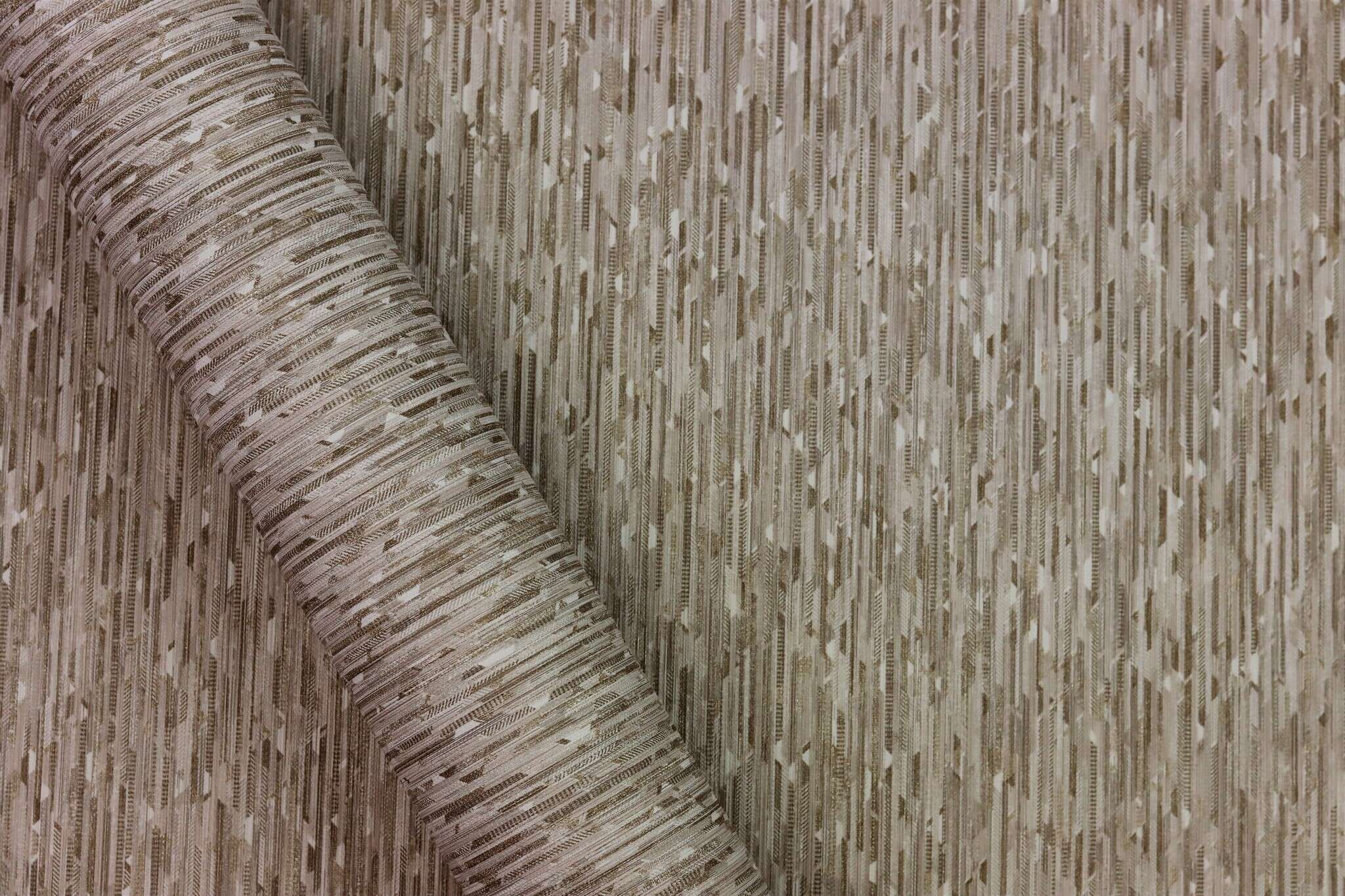 10-844238 Detailaufnahmen 18 Detailed image of Wallpaper with graphic triangles and fine vertical texture