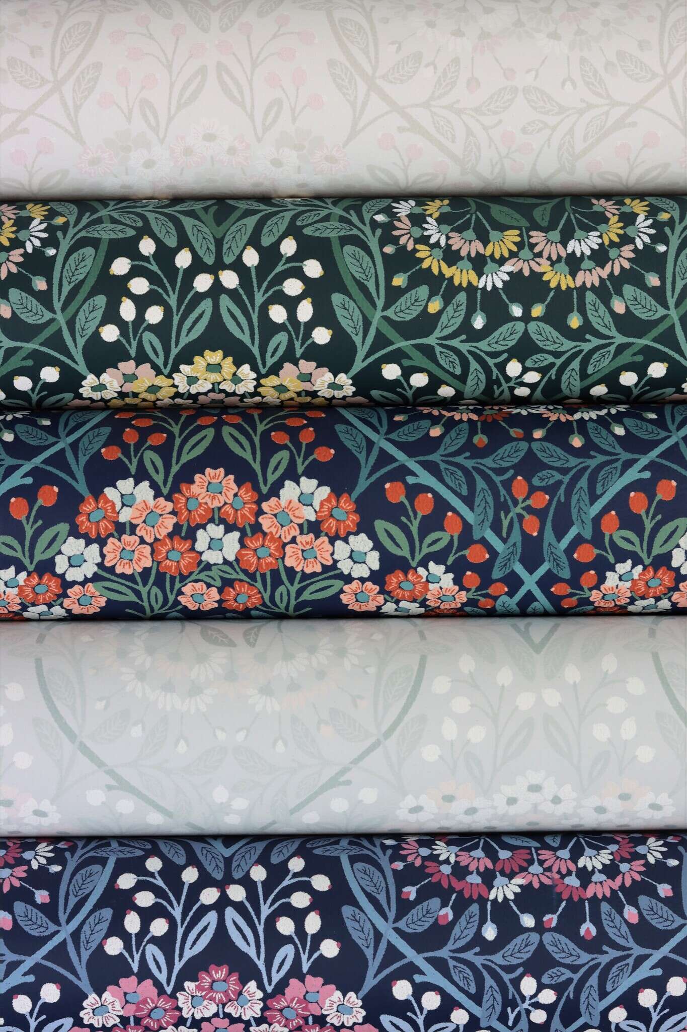 10-710038 Detailaufnahmen 4 Floral non-woven wallpaper in blue-dark blue Selection 710038