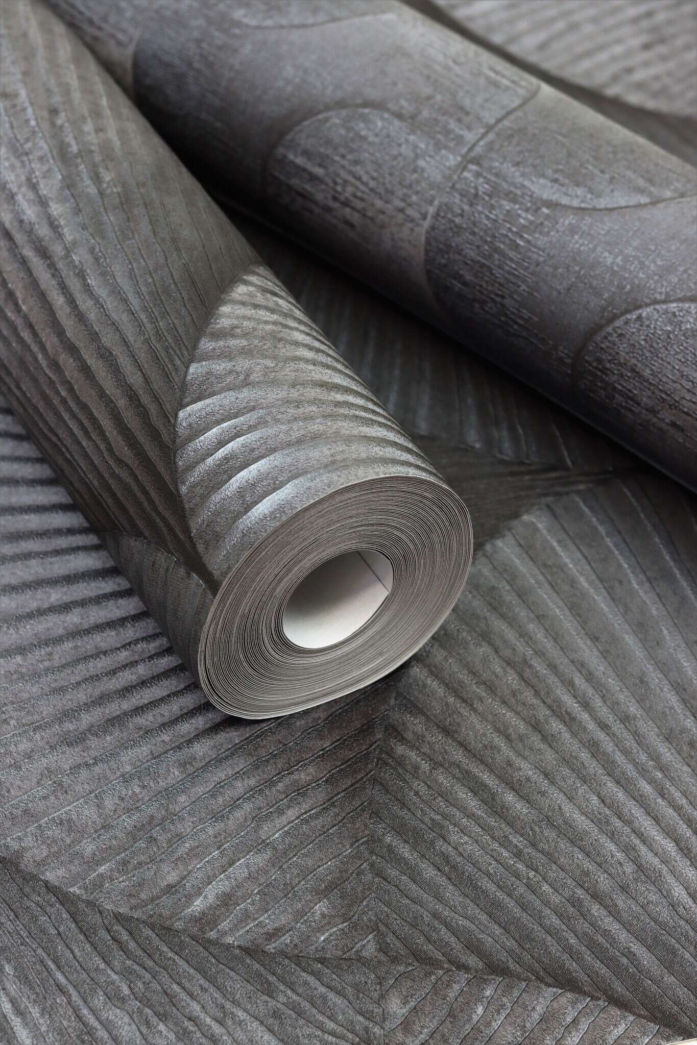 10-608168 Detailaufnahmen 3 Detailed image of Graphic wallpaper with overlapping waves in a three-dimensional look