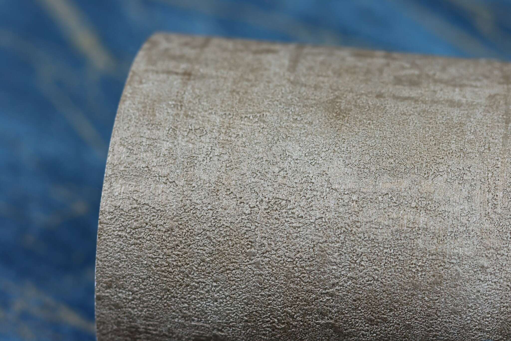 10-429299 Detailaufnahmen 17 Detailed image of Non-woven wallpaper with a matt surface and texture in a brown mocha shade.