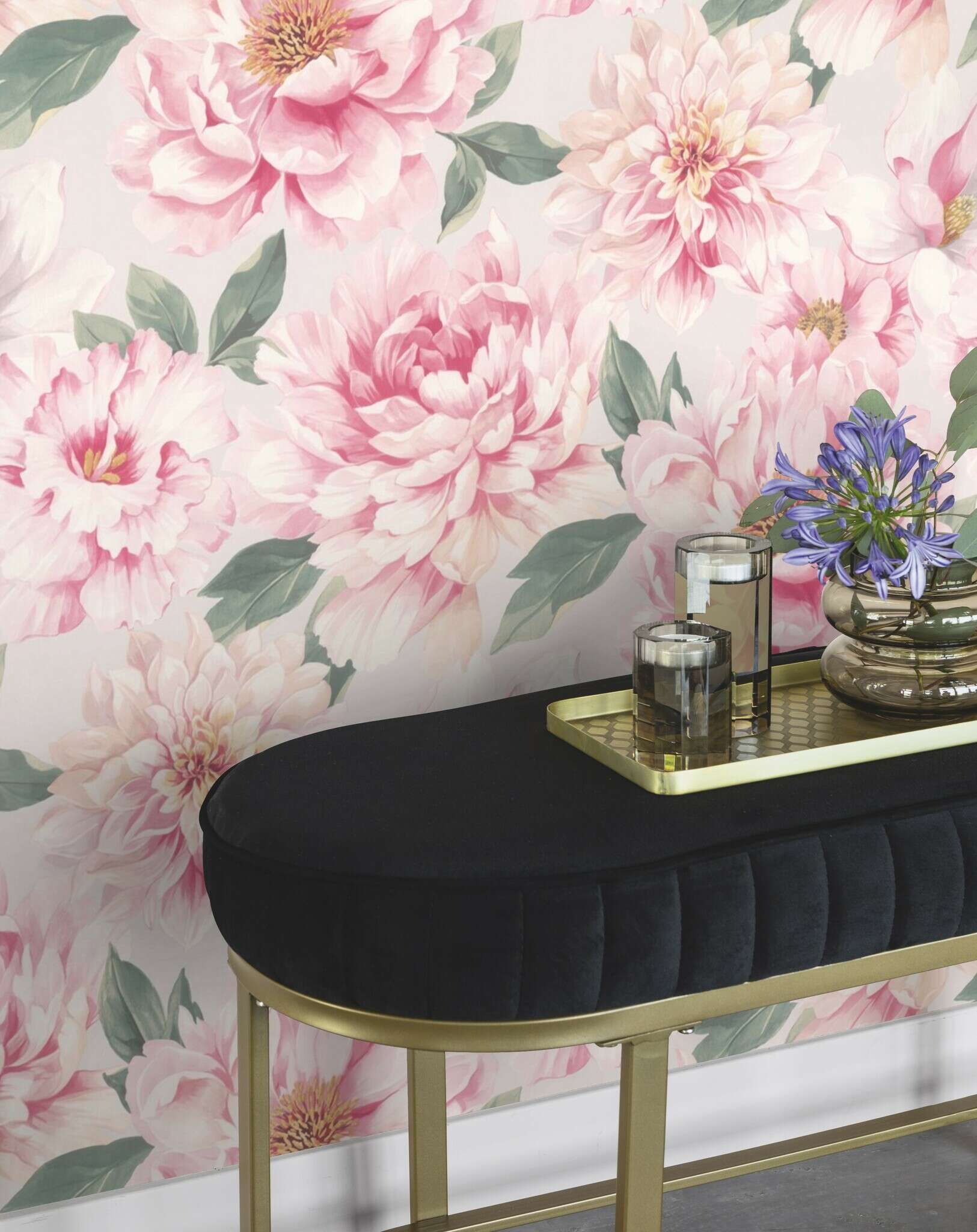 10-201345 Raumsituationen 1 Une chambre avec Motif floral romantique avec des pivoines luxuriantes dans des tons roses et des feuilles vertes