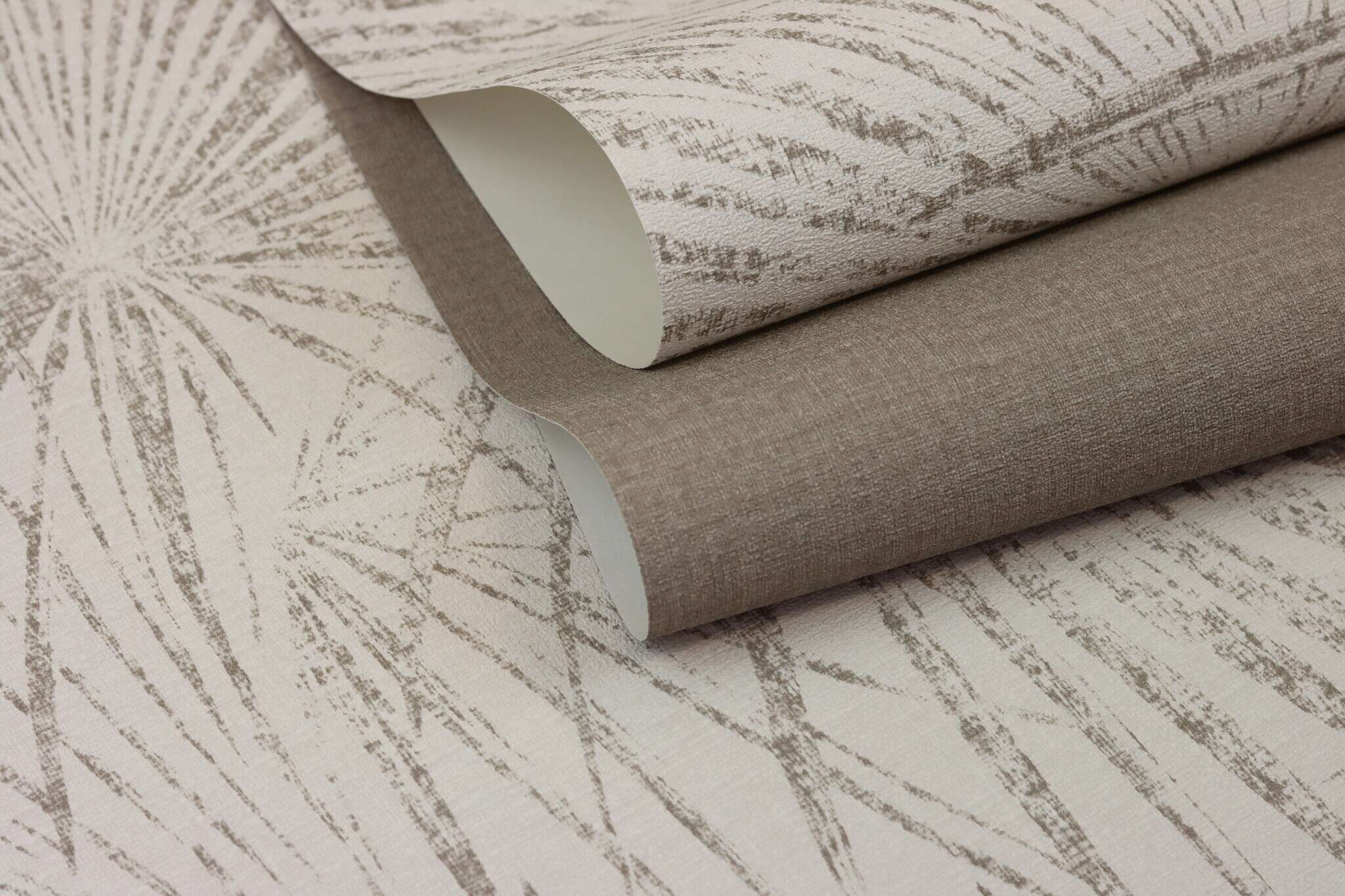 10-555721 Detailaufnahmen 12 Detailed image of Wallpaper with drawn palm fronds in shabby chic style