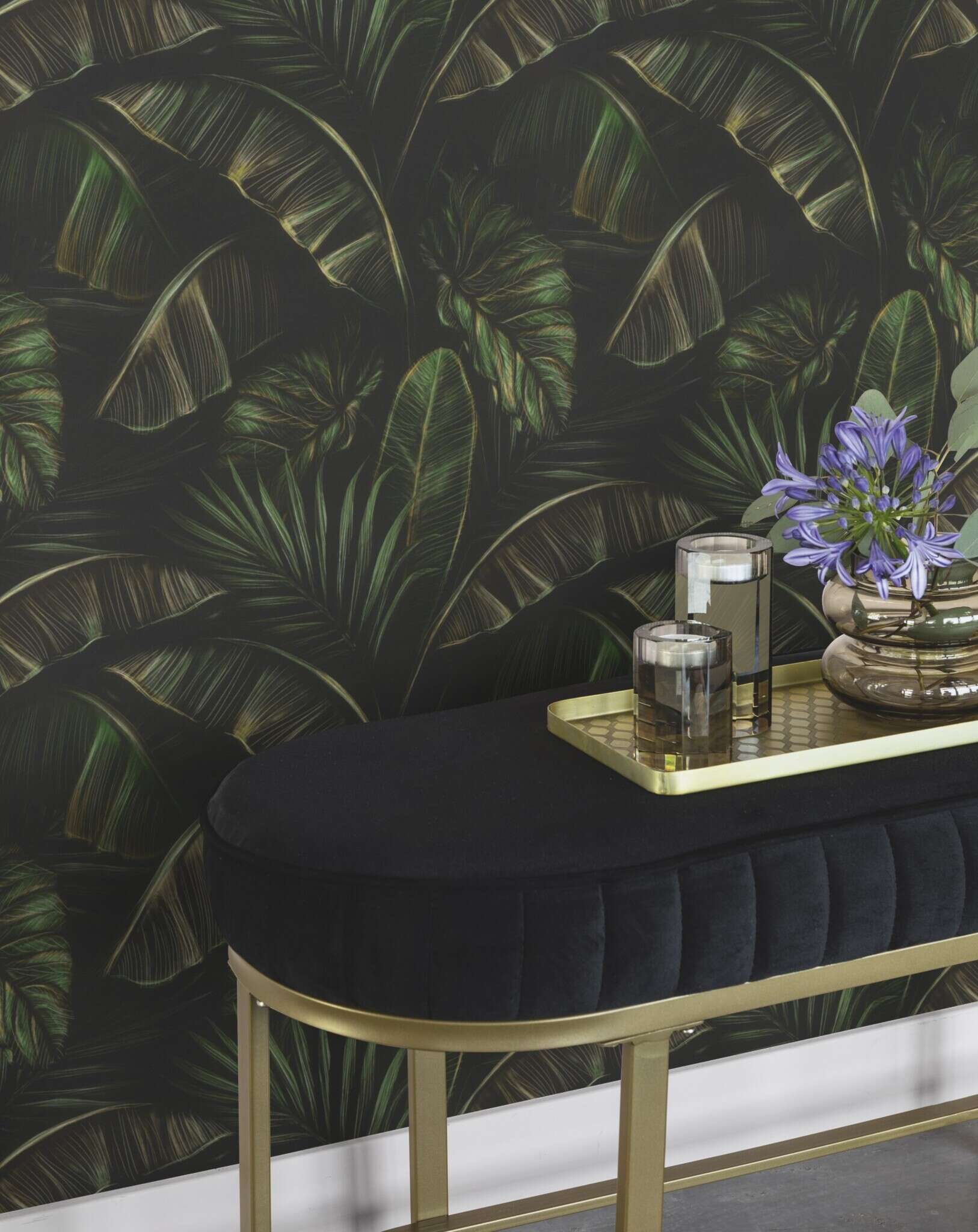 10-286588 Raumsituationen 1 Room with Expressive wallpaper with large green banana leaves on a dark background in a jungle style