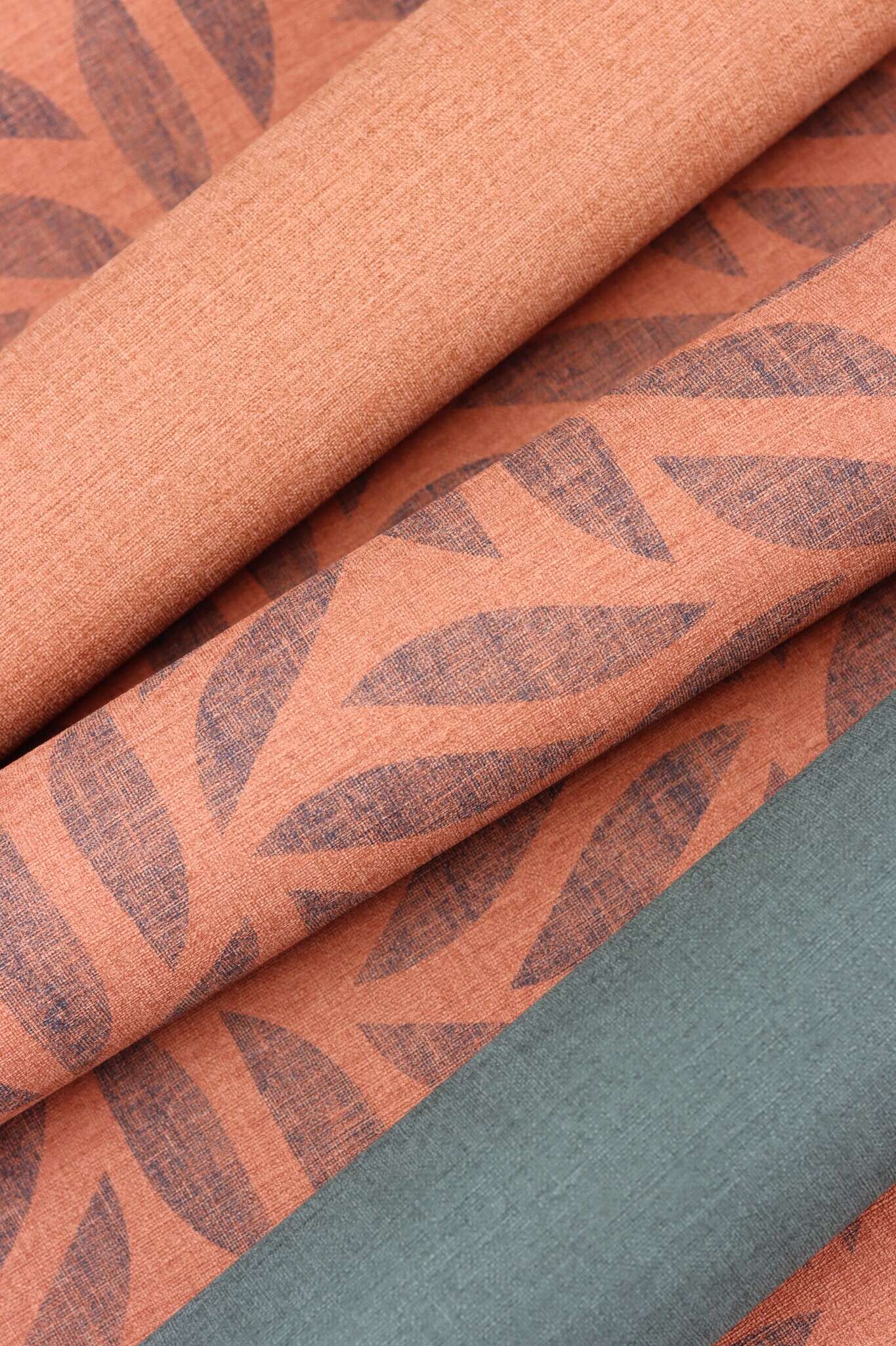 10-449853 Detailaufnahmen 3 Detailed image of Wallpaper in dark black with a calm surface and a textile look