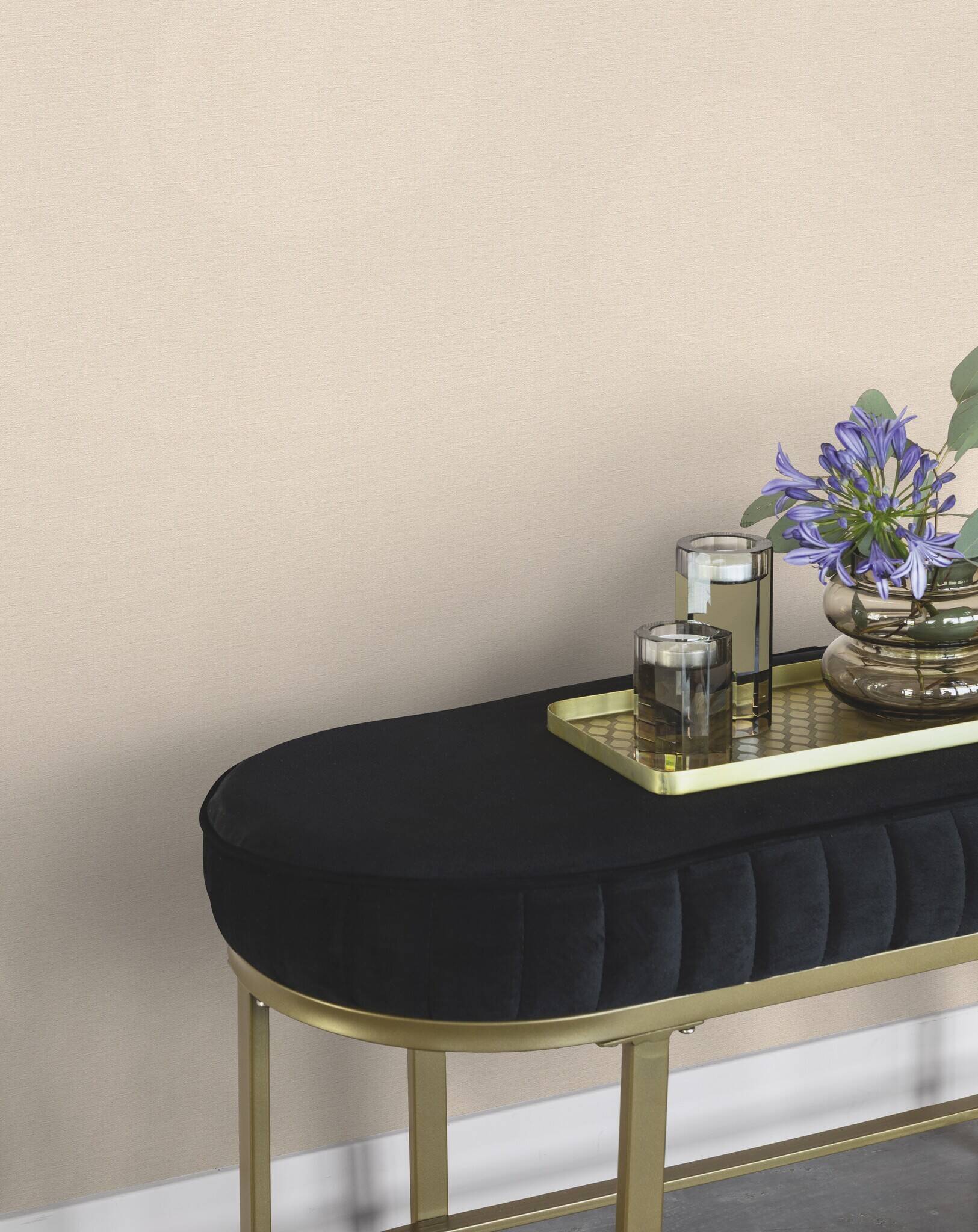 10-448559 Raumsituationen 9 Room with Light non-woven wallpaper in apricot with a slightly textured surface – gives the room a warm, friendly atmosphere.
