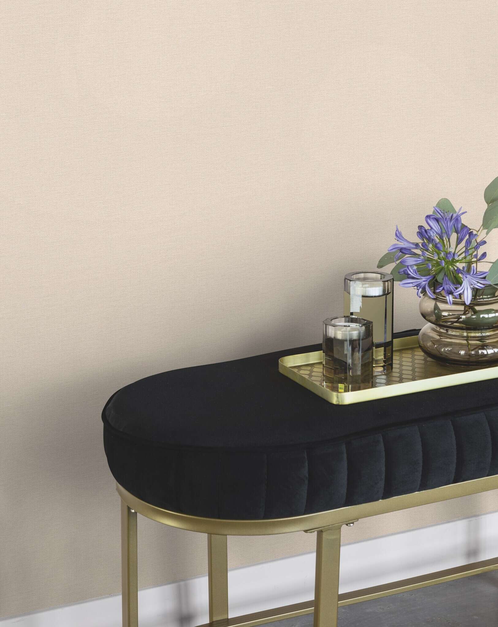 10-448559 Raumsituationen 9 Room with Light non-woven wallpaper in apricot with a slightly textured surface – gives the room a warm, friendly atmosphere.
