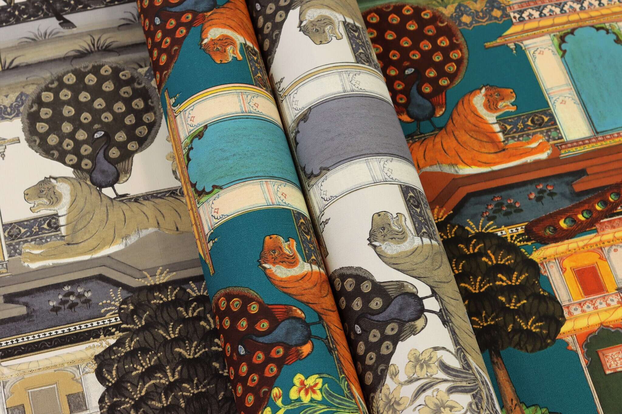 10-746228 Detailaufnahmen 1 Detailed image of Oriental wallpaper with animals in a symmetrical arrangement