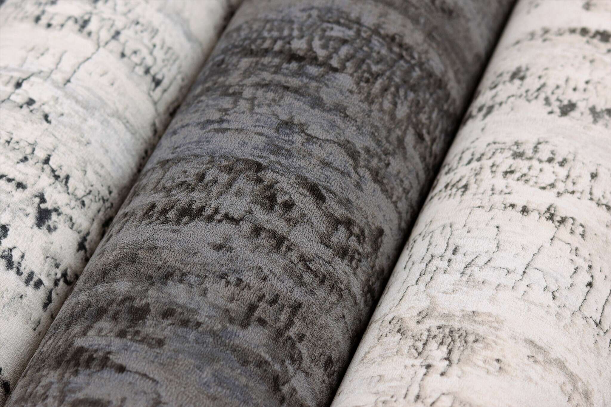 10-554045 Detailaufnahmen 6 Detailed image of Wallpaper with a grain that looks like tree bark