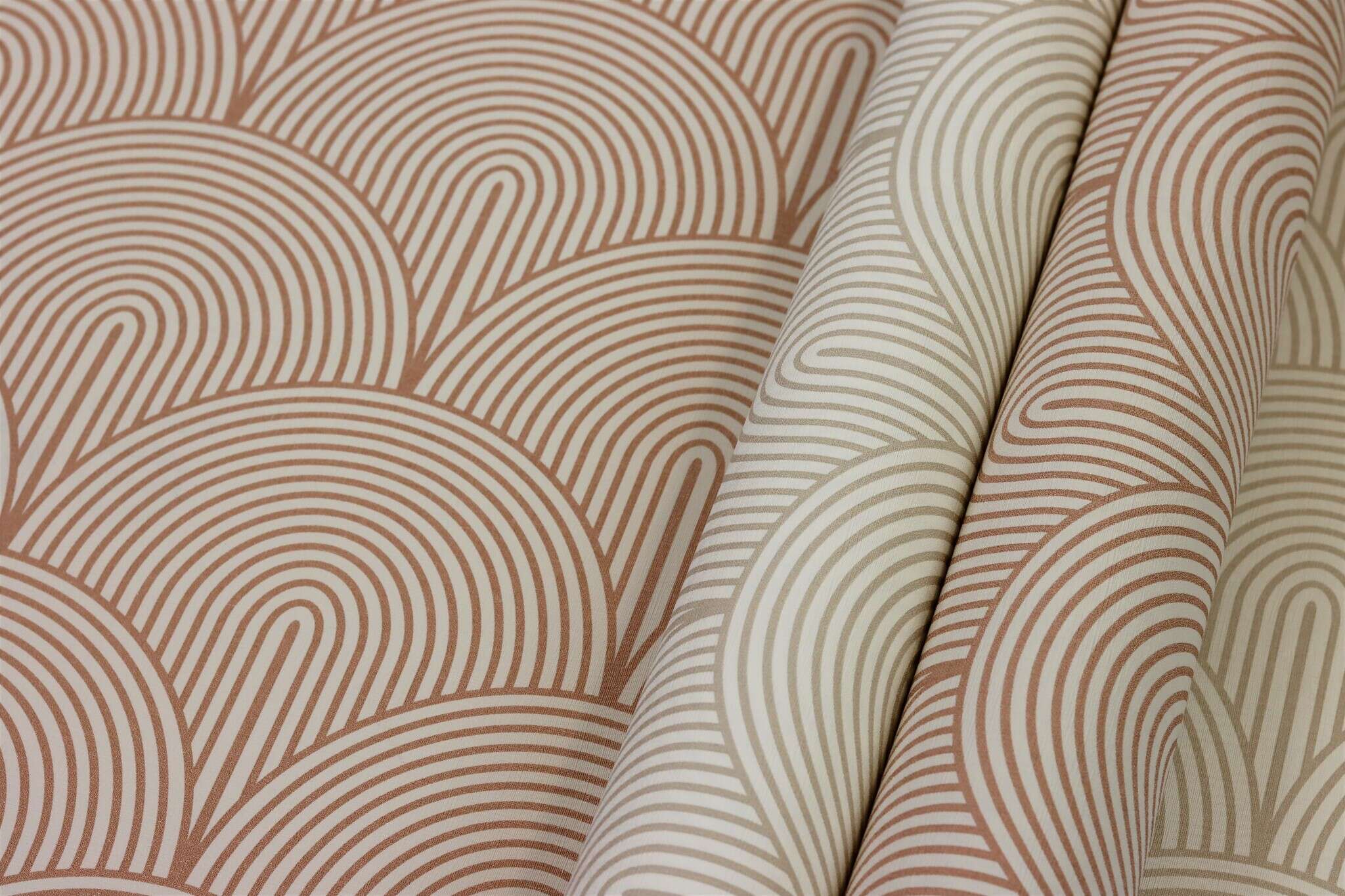 10-689716 Detailaufnahmen 1 Detailed image of Vintage wallpaper with curved lines in Art Deco style