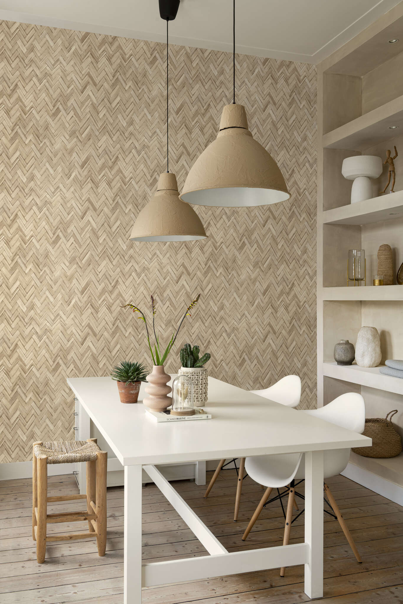 10-410334 Raumbilder 1 Room with Non-woven wallpaper in a natural bamboo look in light beige with a herringbone structure for a warm room feel.