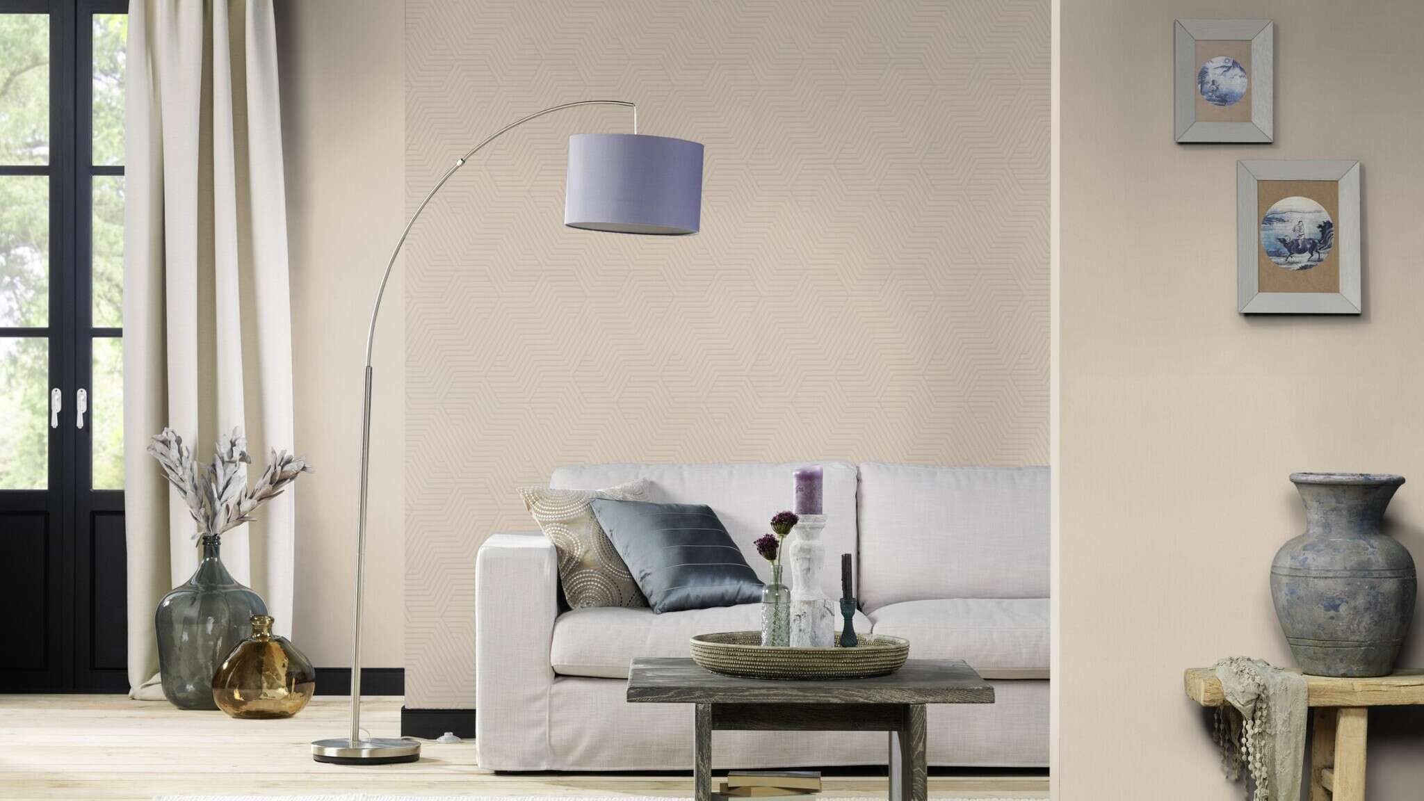 10-312522 Raumsituationen 3 Raum mit Vliestapete in Taupe mit dezentem Sechseck-Linienmuster für moderne Wandgestaltung