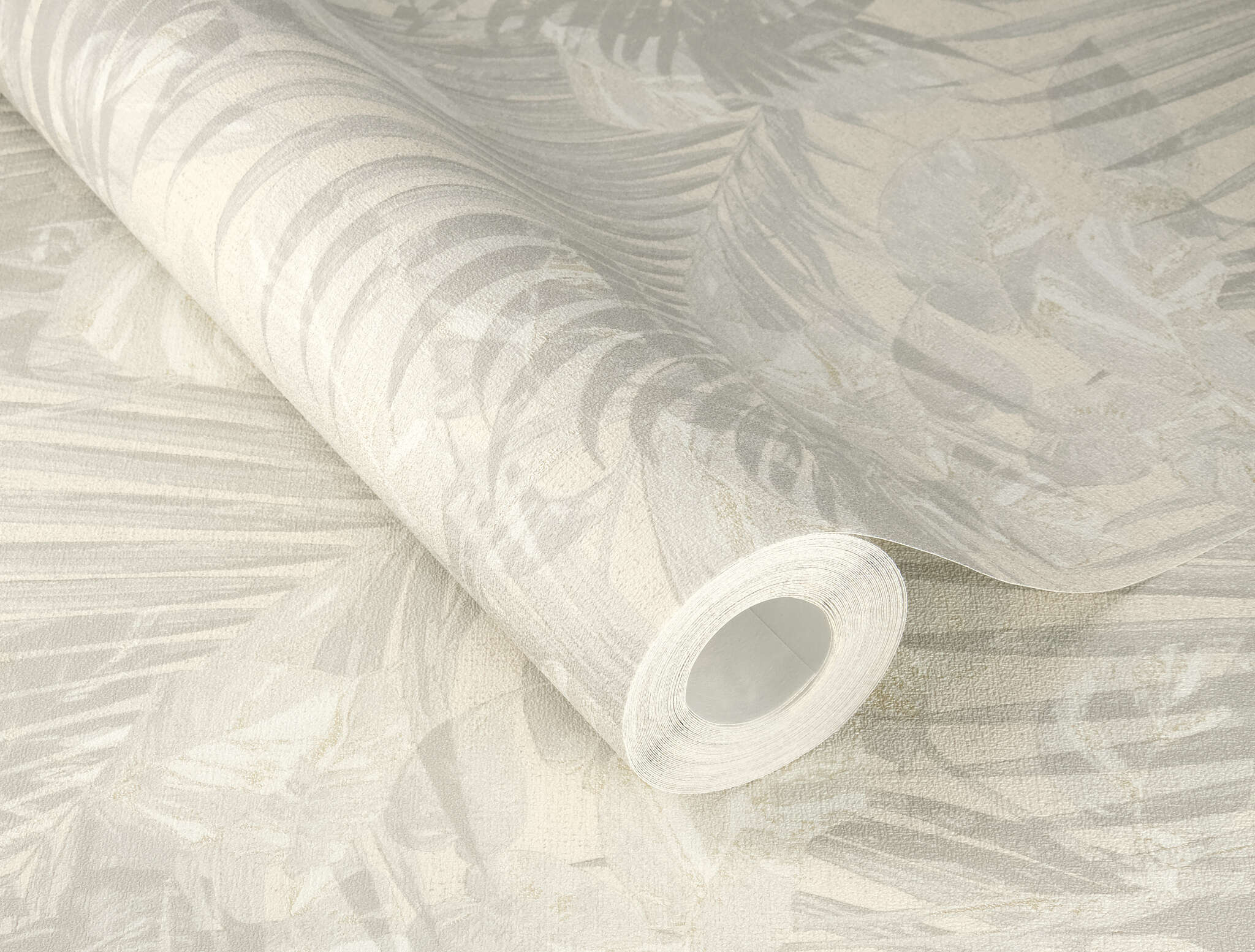 10-600148 Detailaufnahmen 2 Detailed image of Tropical wallpaper with palm leaves and monstera