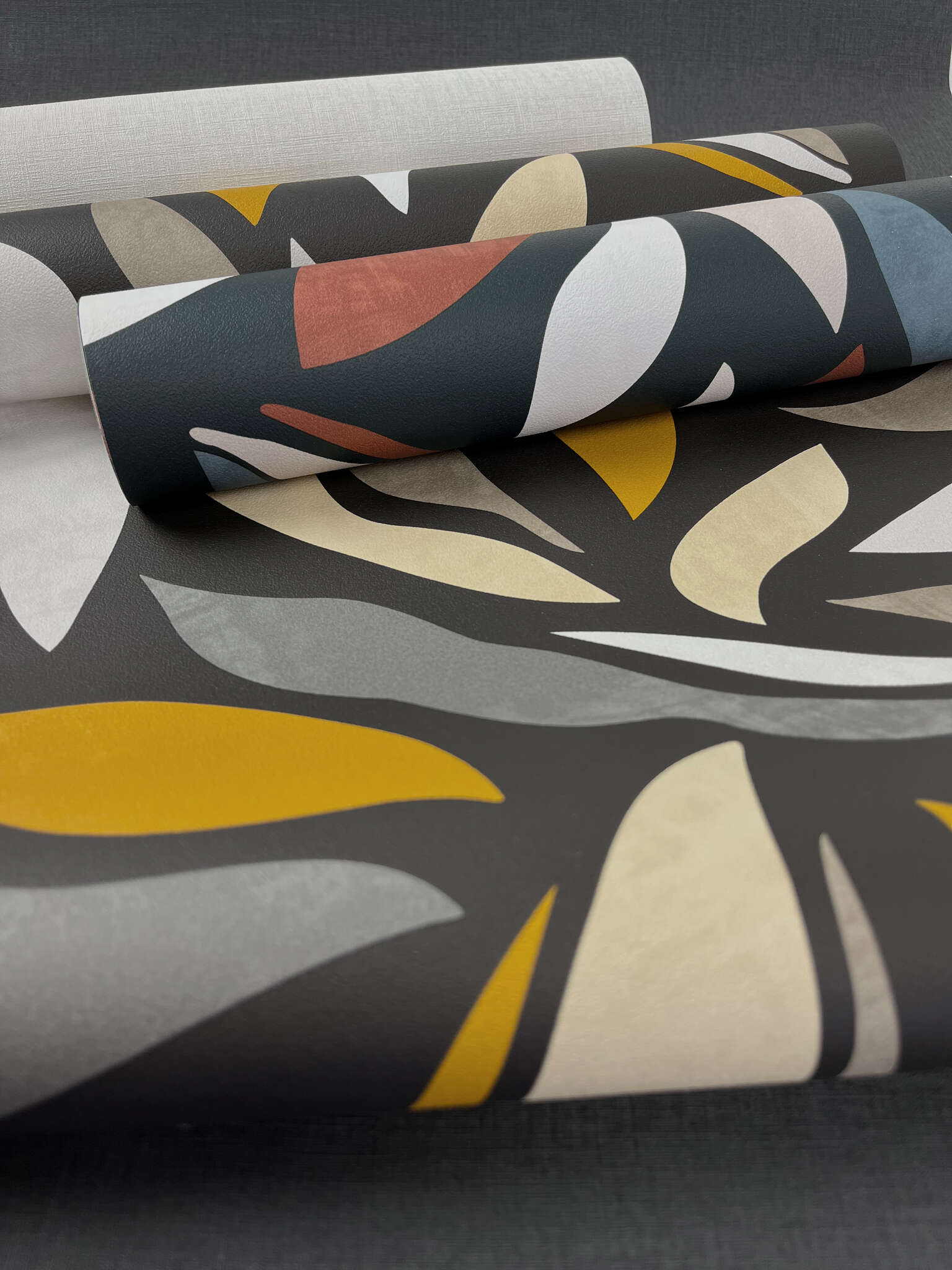 10-869316 Detailaufnahmen 2 Detailed image of Abstract leaves in curved shapes in grey, yellow, ochre and beige
