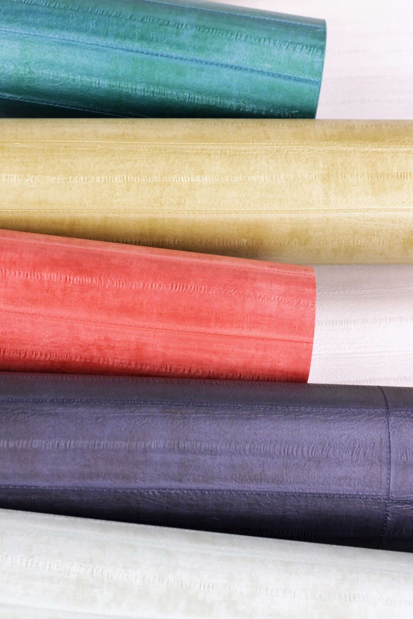10-418507 Detailaufnahmen 5 Leather look non-woven wallpaper in red 418507