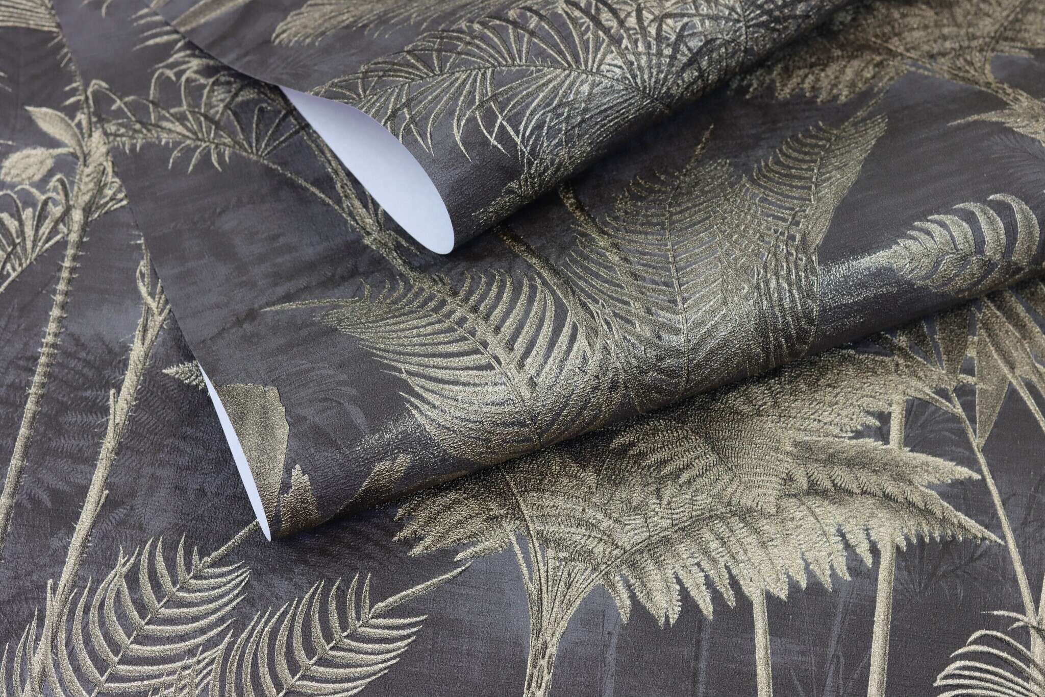 10-555165 Detailaufnahmen 13 Detailed image of Palm wallpaper with exotic leaves in a vintage look and plaster texture