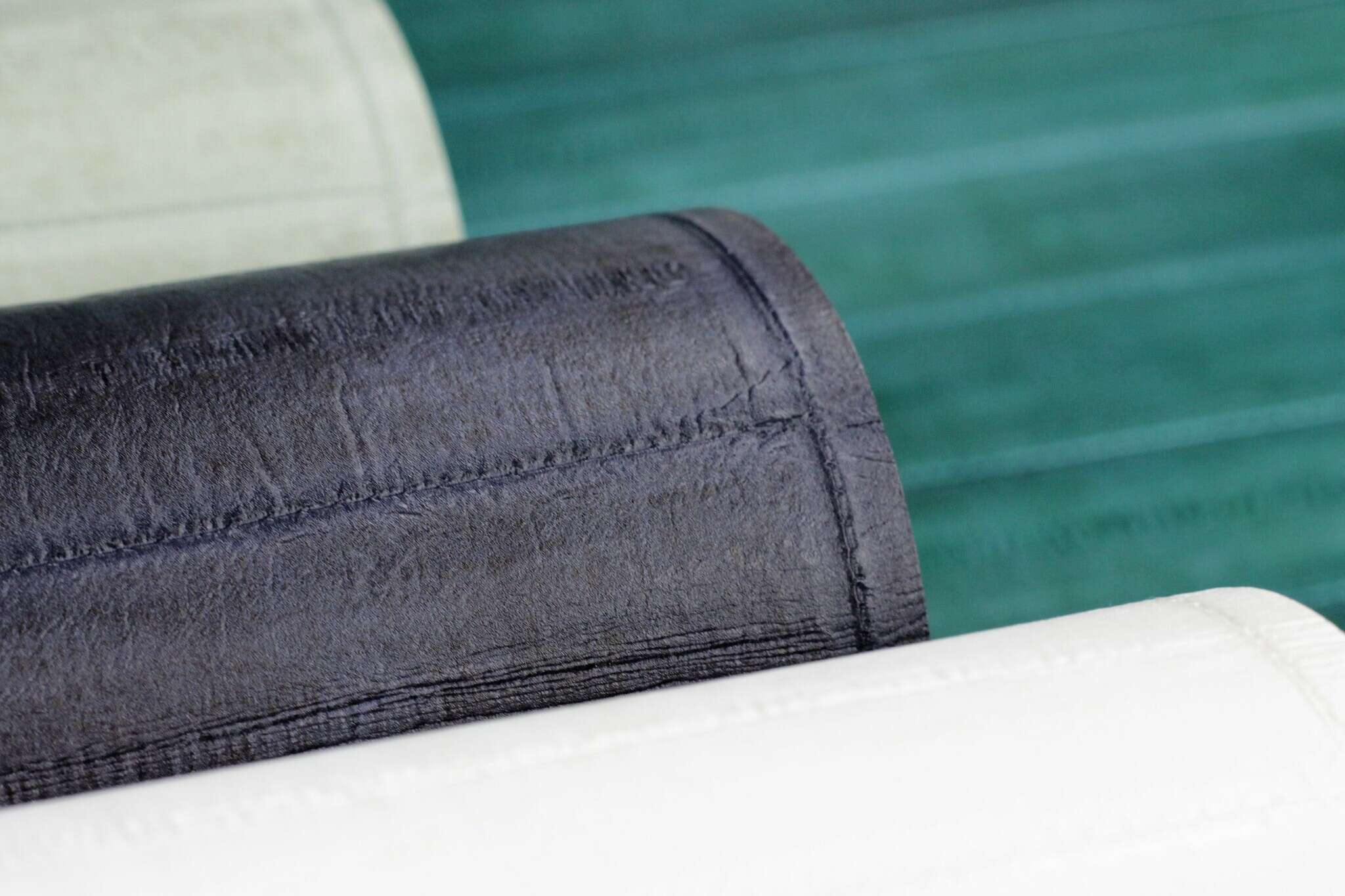 10-418408 Detailaufnahmen 18 Leather-look non-woven wallpaper in green-petrol green Selection 418408