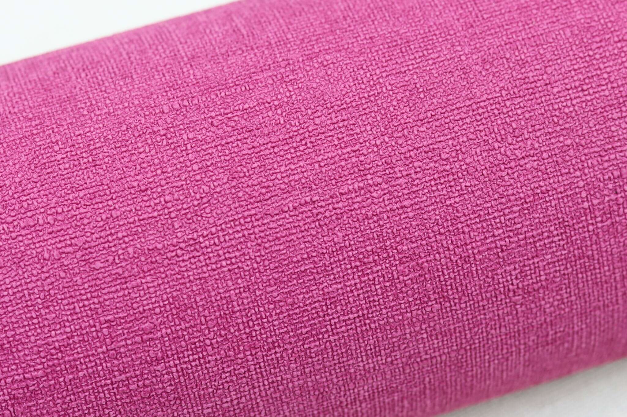 10-448542 Detailaufnahmen 7 Detailbild von Ausdrucksstarke Vliestapete in sattem Beeren-Pink mit textilähnlicher Struktur