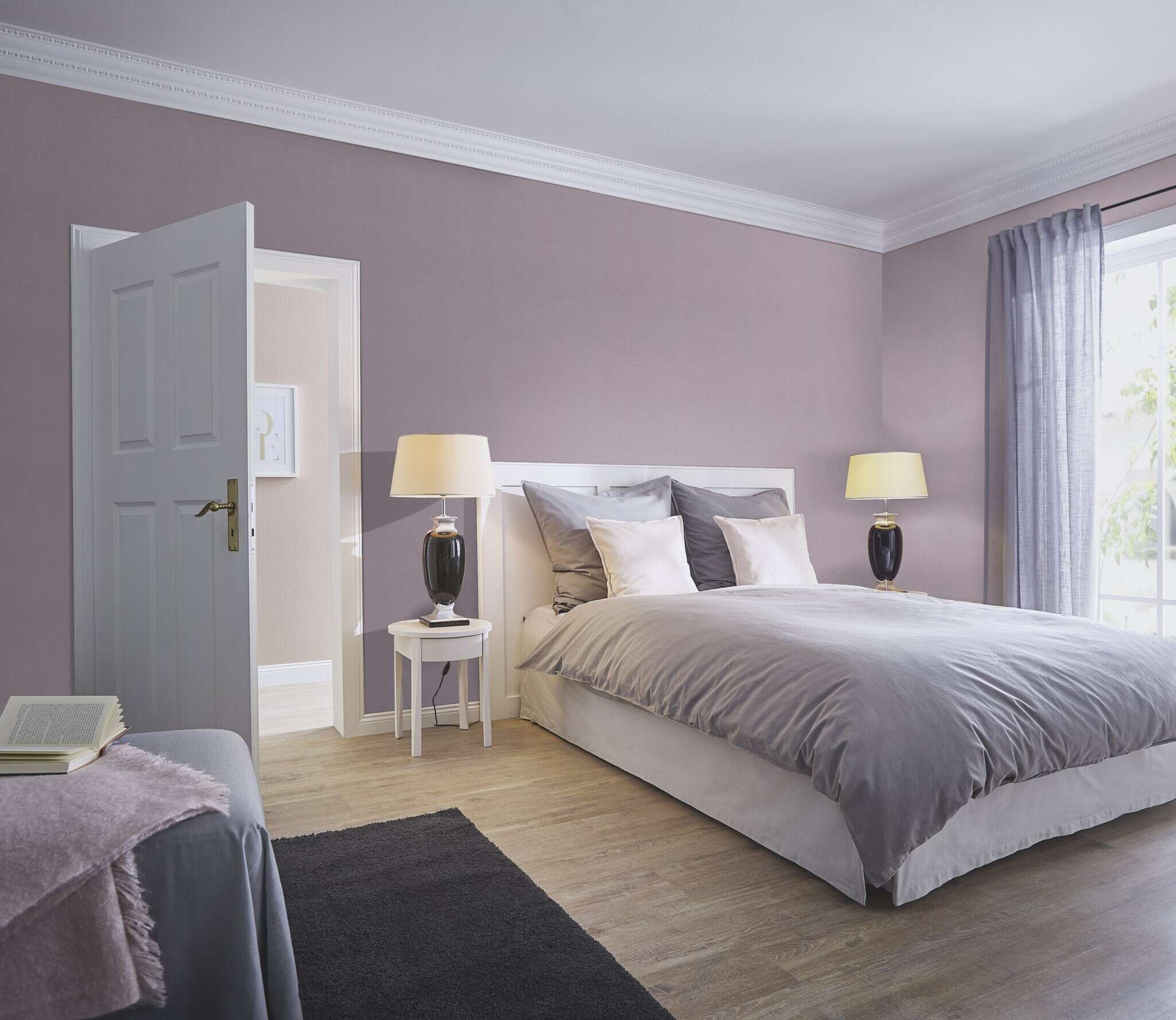 10-448535 Raumsituationen 2 Room with Elegant non-woven wallpaper in mauve with a fine, textile surface