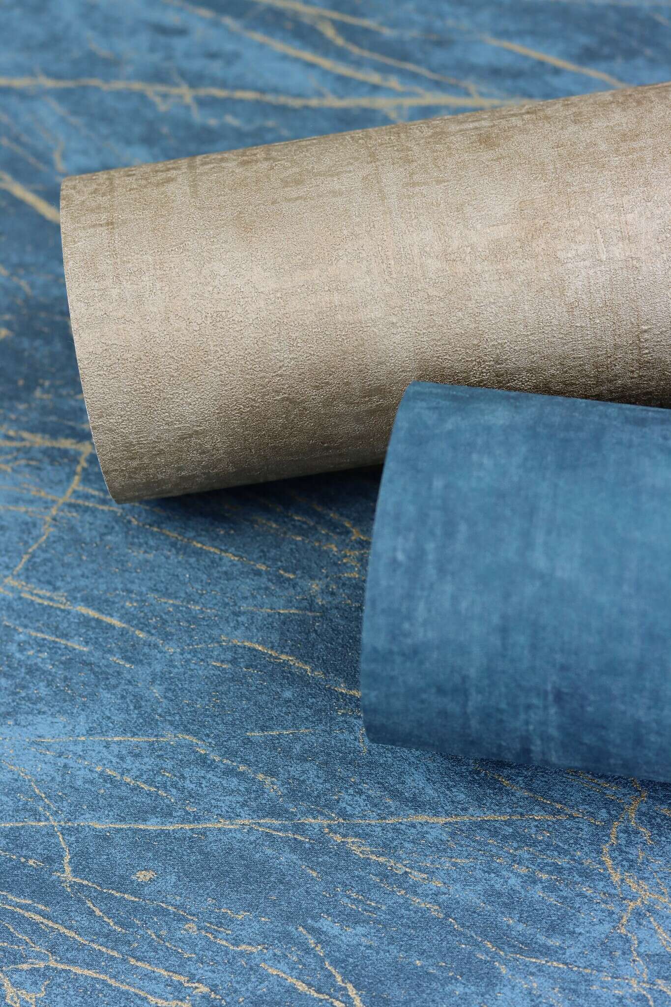 10-429299 Detailaufnahmen 9 Detailed image of Non-woven wallpaper with a matt surface and texture in a brown mocha shade.