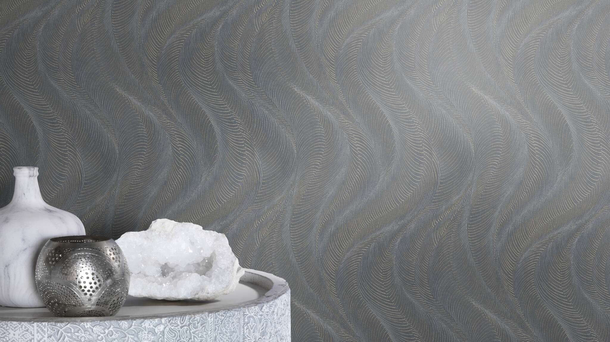 10-659665 Raumsituationen 2 Non-woven wallpaper in blue-taupe Incanto 659665